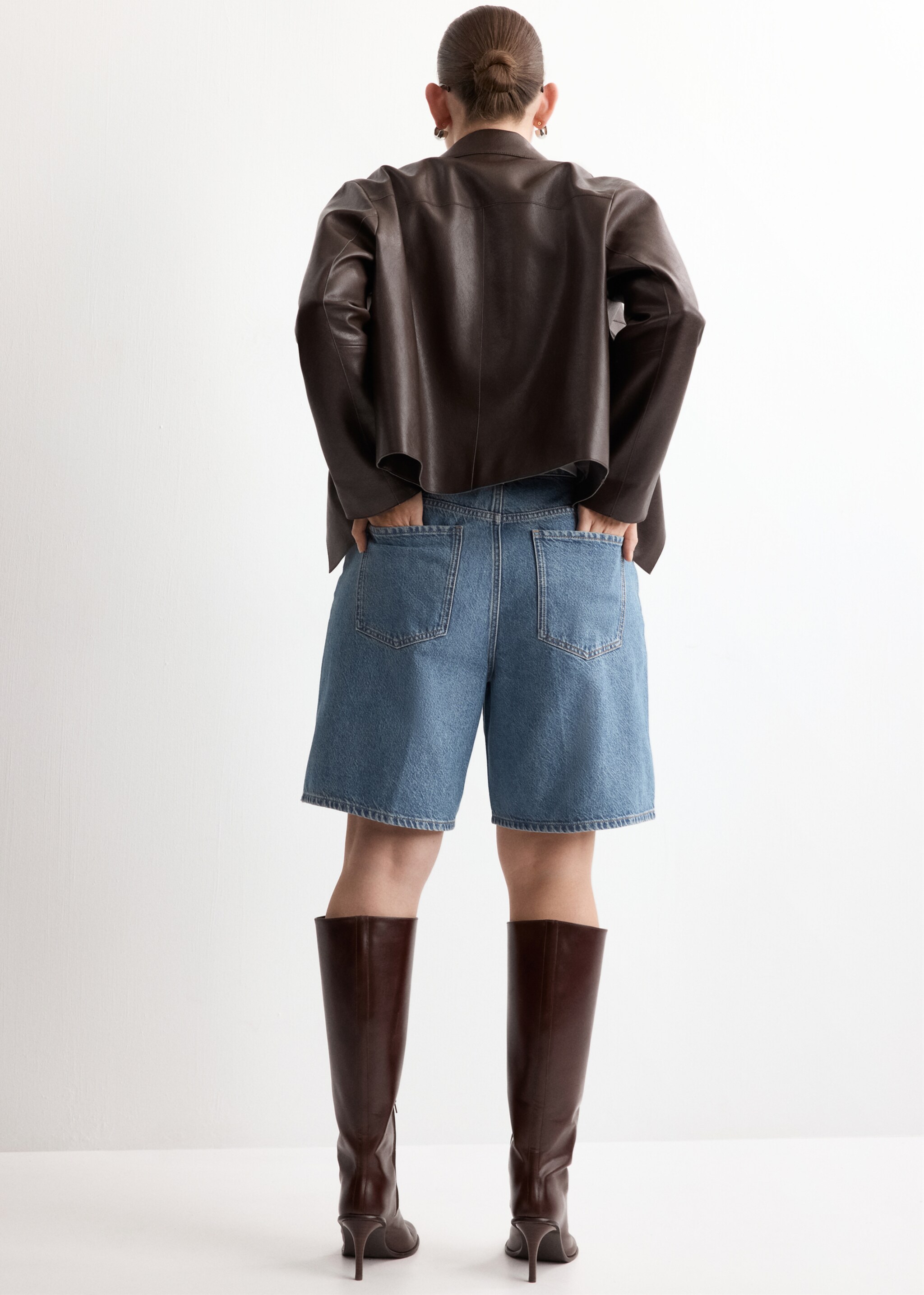 High-waist straight-fit denim shorts - Details of the article 4, Medium Blue. Ref: 27067146-00.