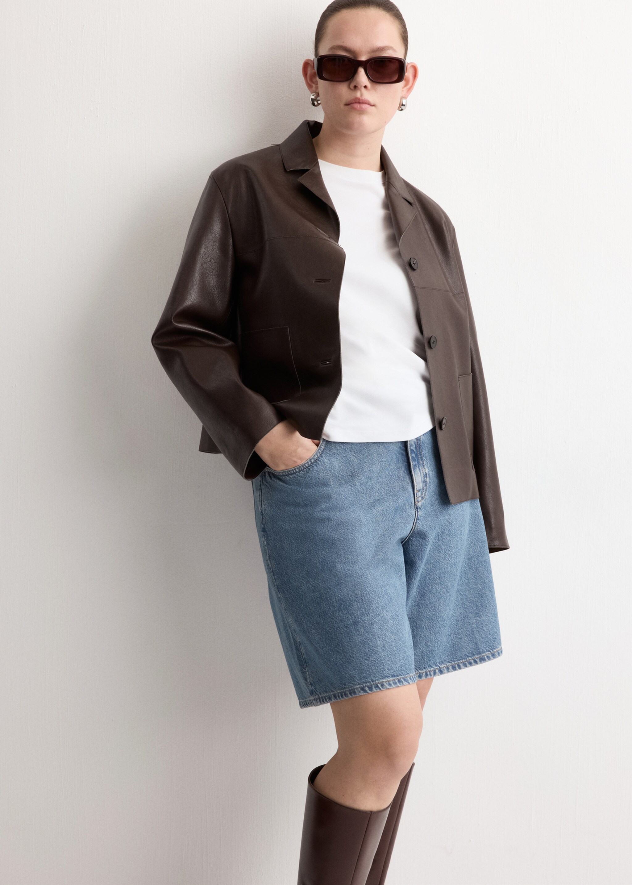 High-waist straight-fit denim shorts - Details of the article 5, Medium Blue. Ref: 27067146-00.