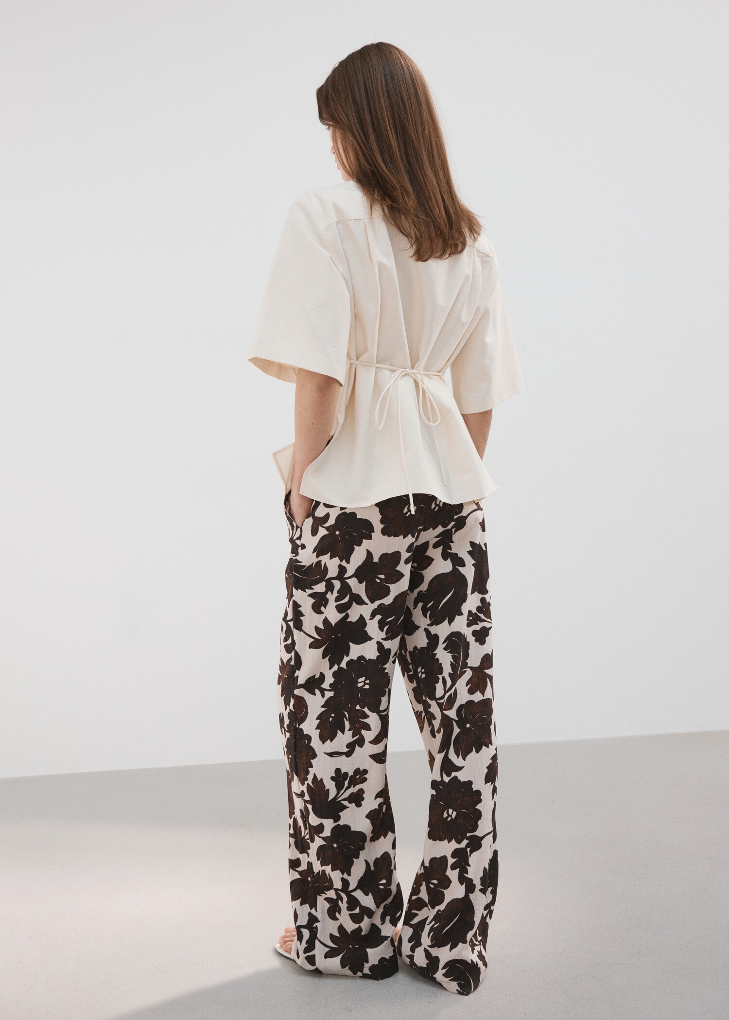 Floral print trousers - Reverse of the article