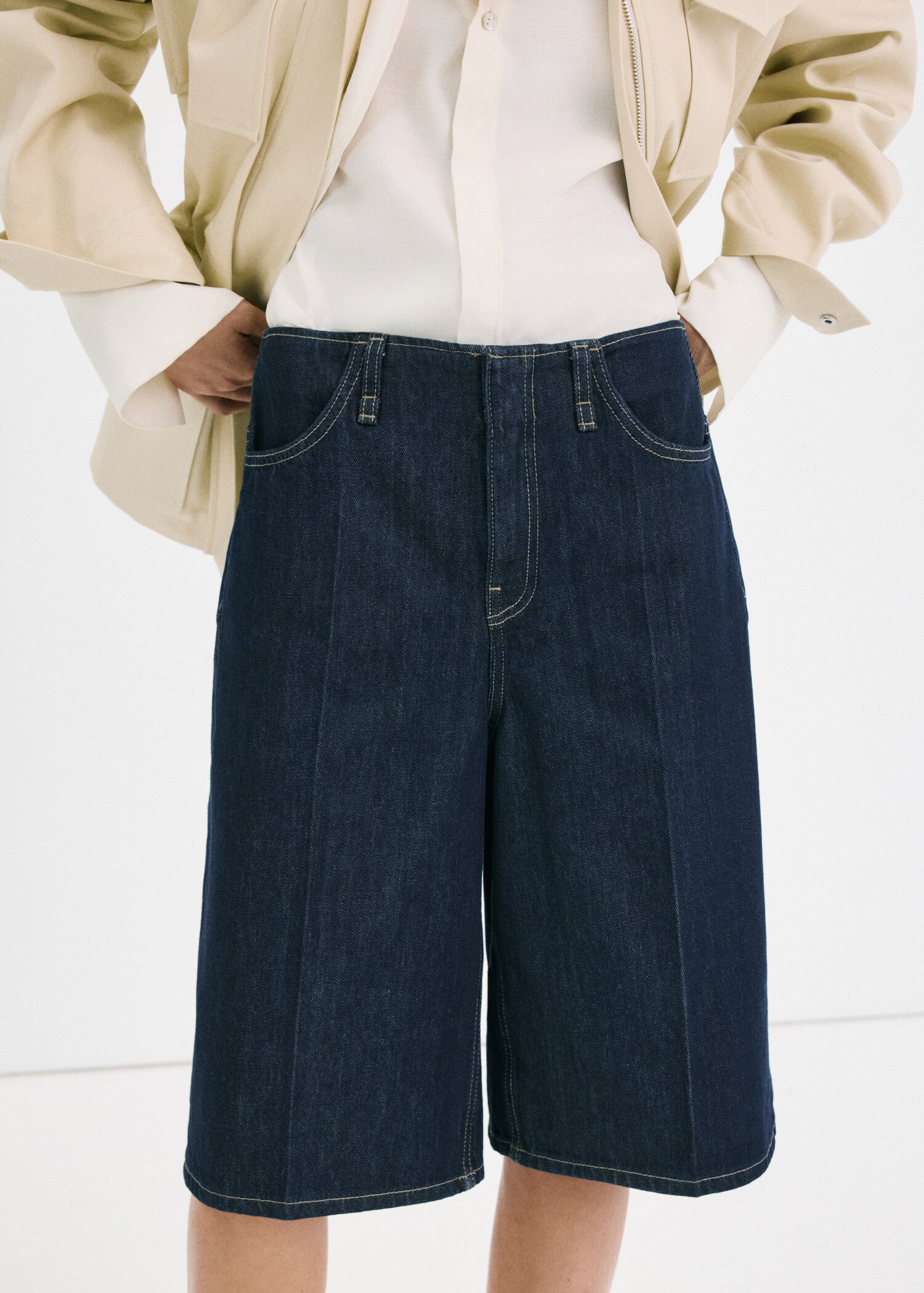 Джинсовые бермуды со средней посадкой - Средний план