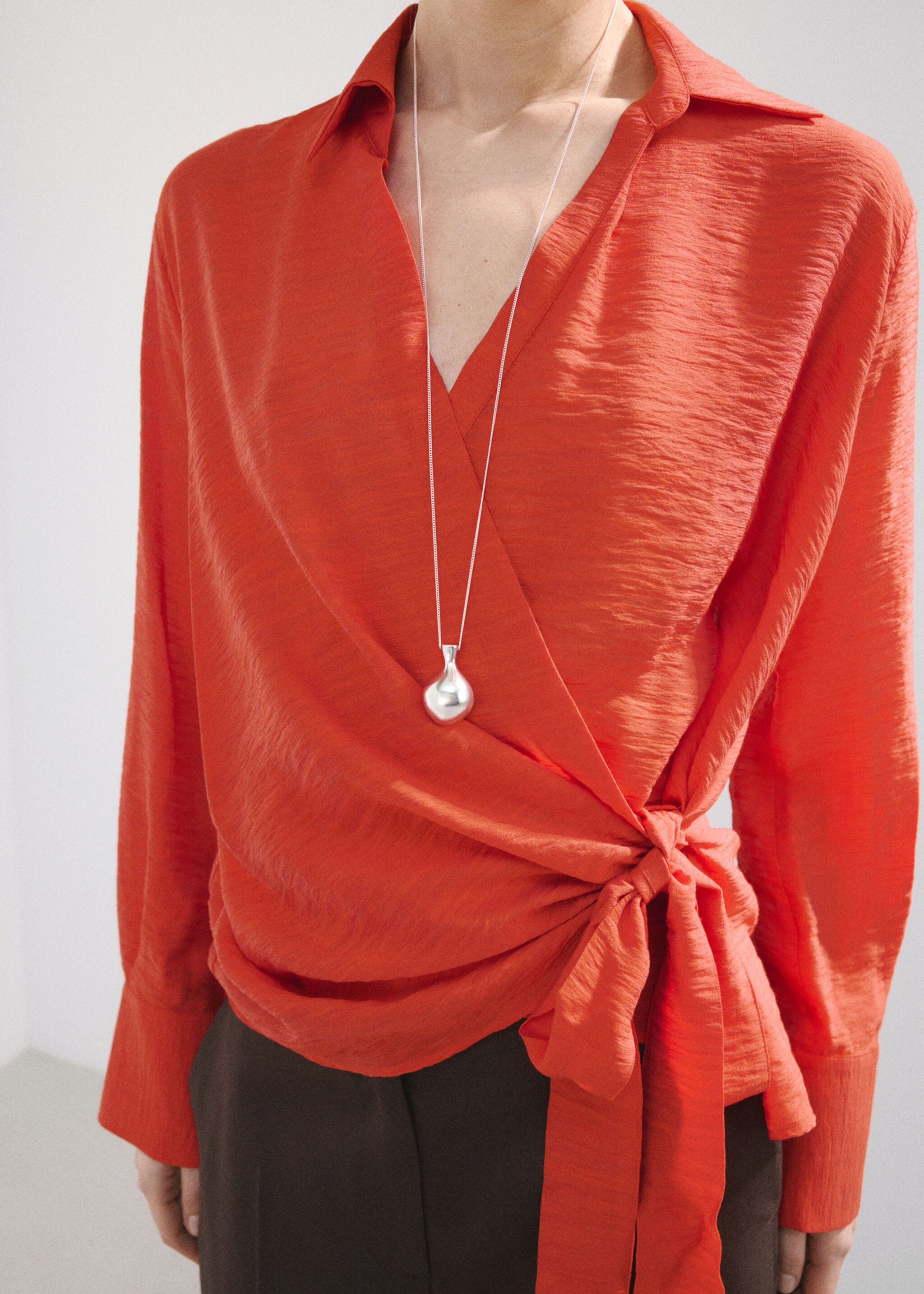 Camisa detall llaç - Pla mig, Vermell. Ref: 27067165-00.