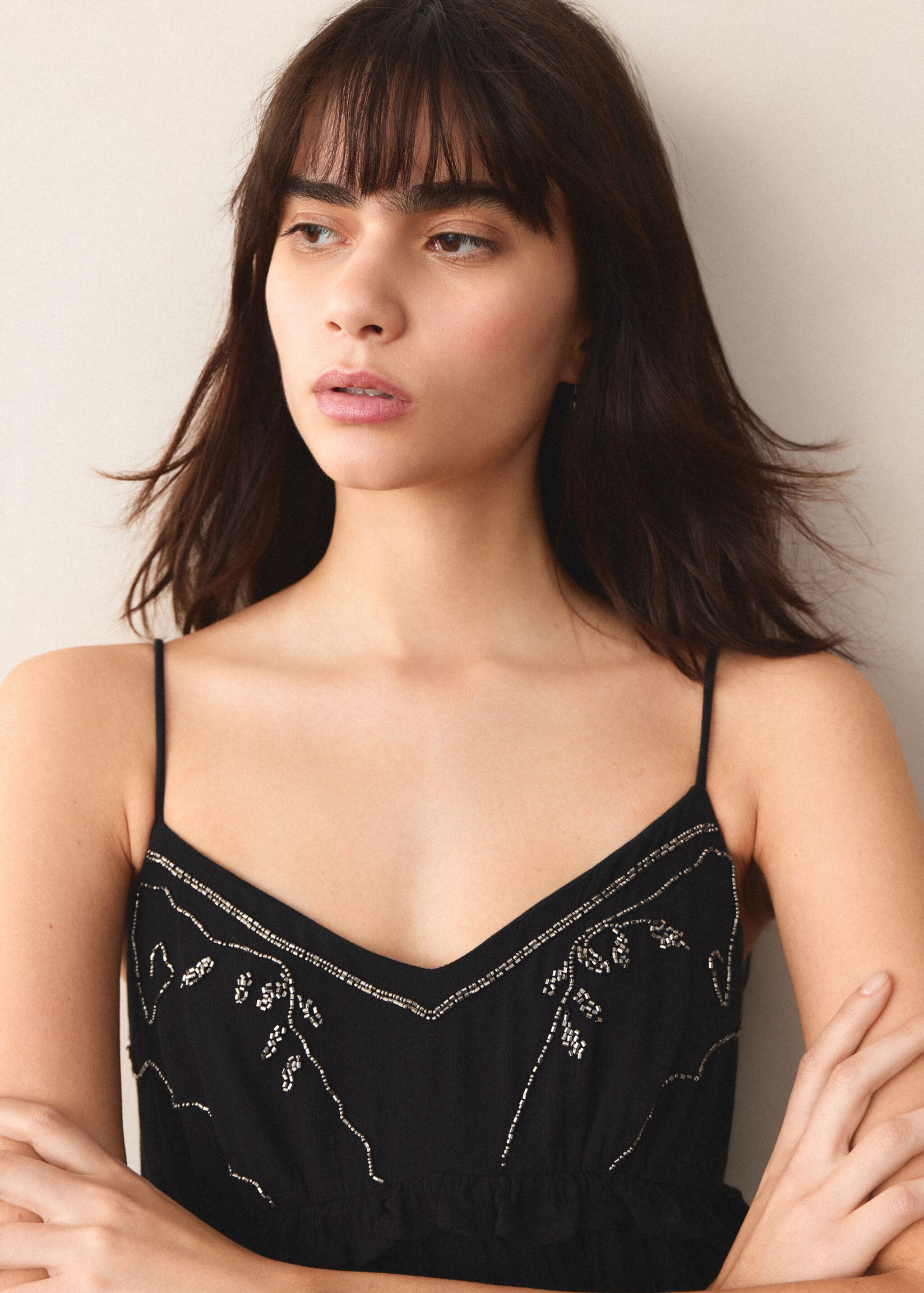 Short dress with bead detail - Details of the article 1, Black. Ref: 27067899-00.