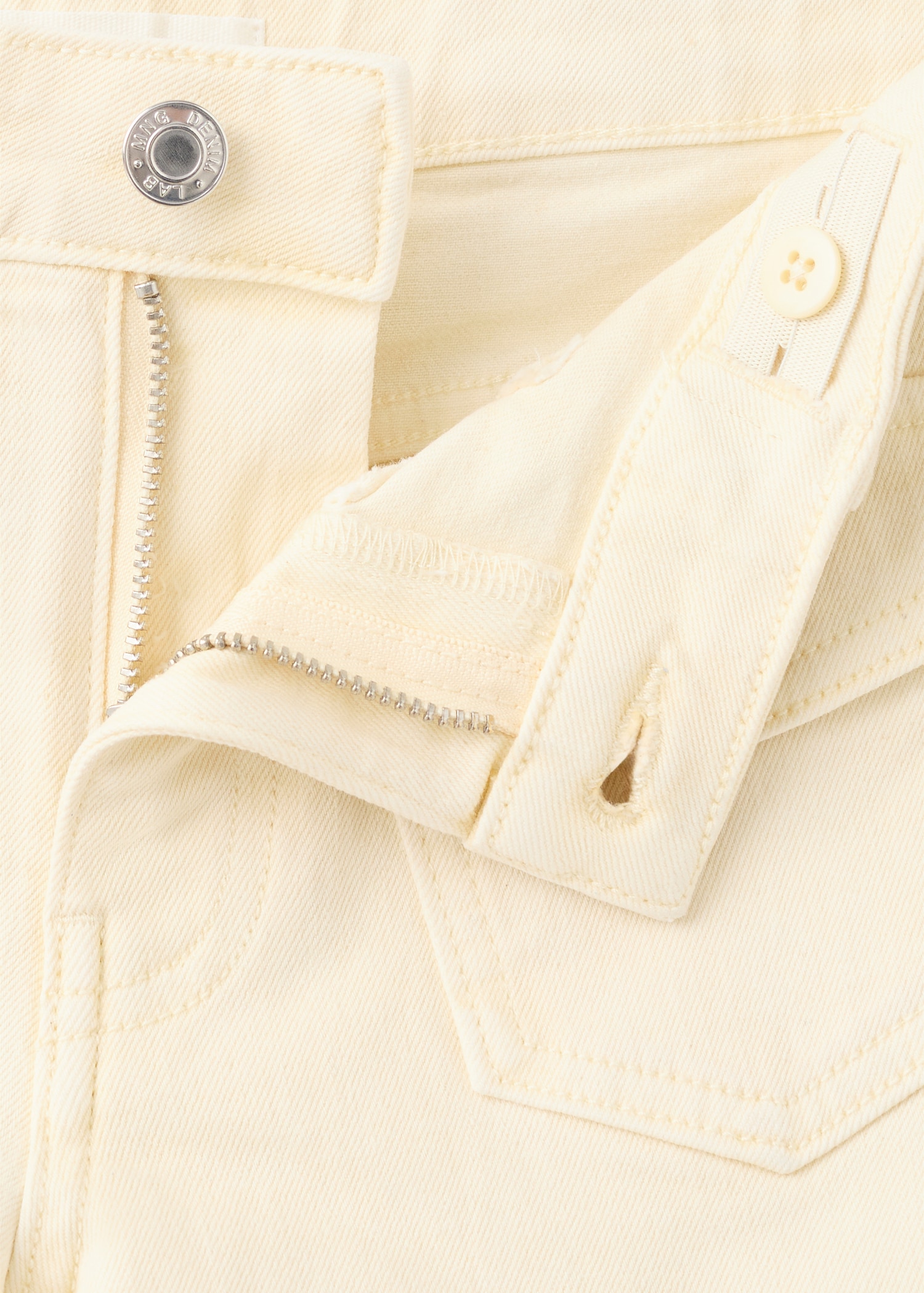 Denim shorts with pocket details - Details of the article 0