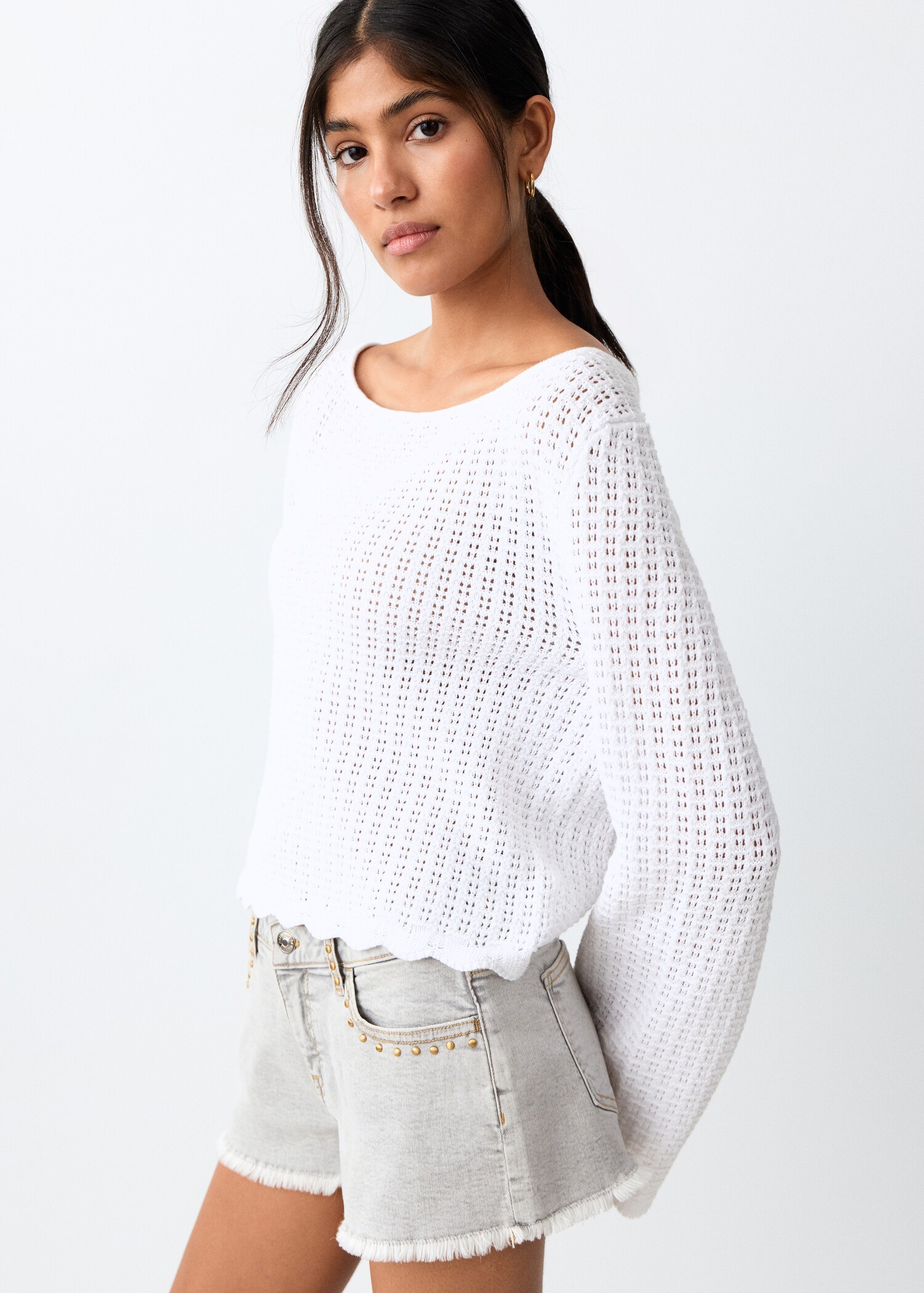 Mini short détails effilochés - Plan moyen