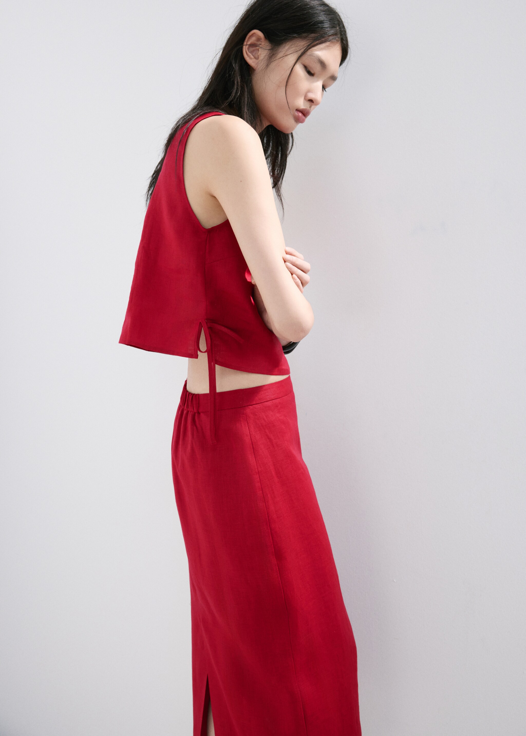 Linen top with ties - Details of the article 1, Red. Ref: 27067927-00.