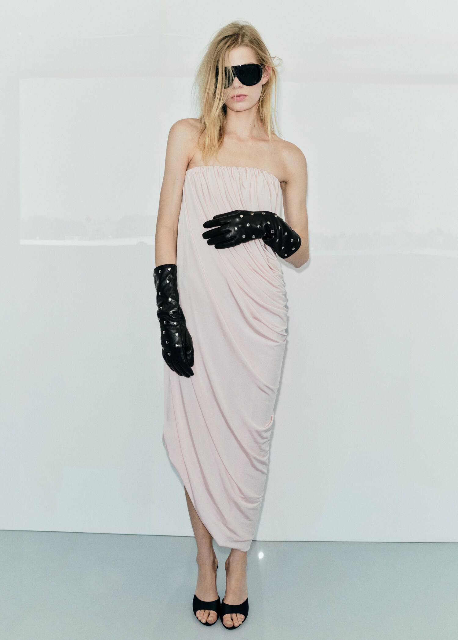 Studded leather gloves - Details of the article 5