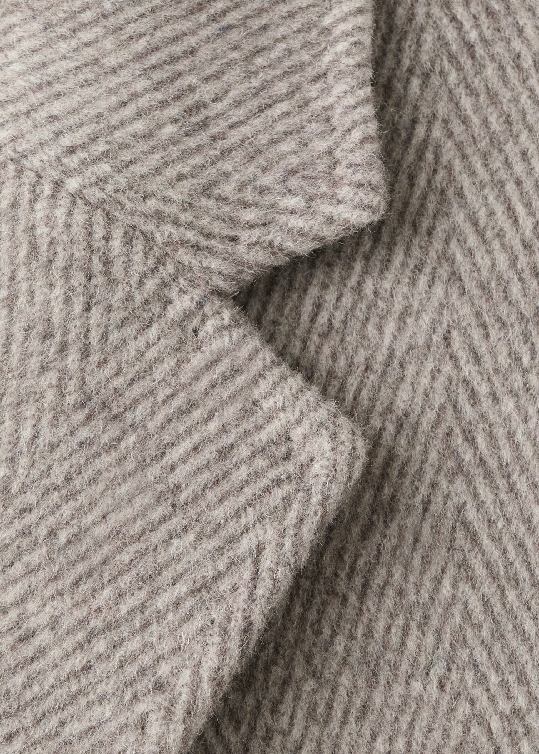 Herringbone structure wool coat - Details of the article 8, Sand. Ref: 27071171-00.