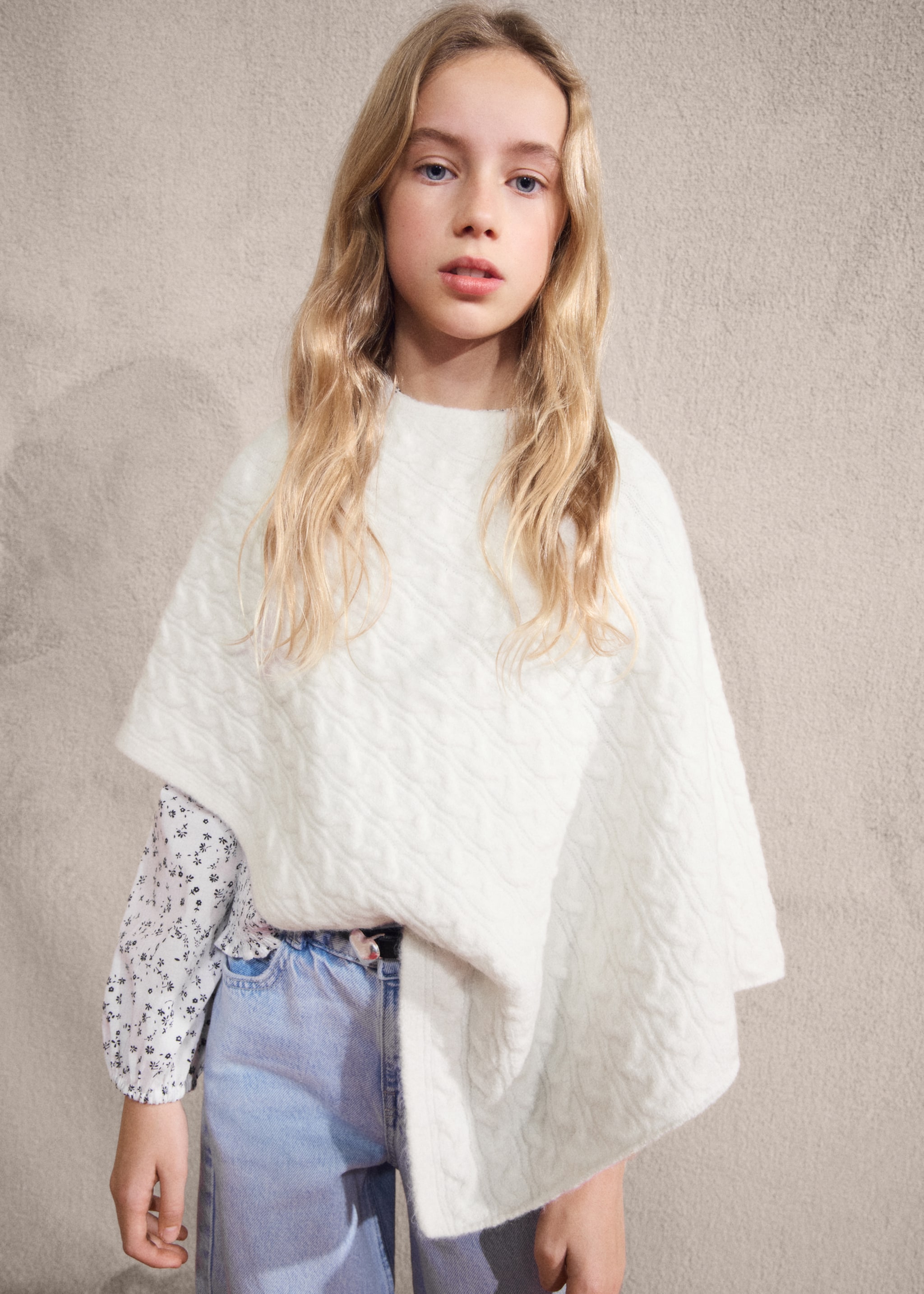 Cable-knit poncho - Details of the article 5, Off White. Ref: 27071179-00.