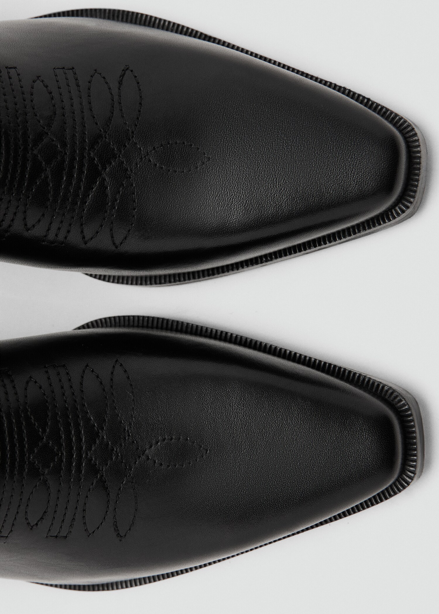 Tall leather boots with tassels - Details of the article 2