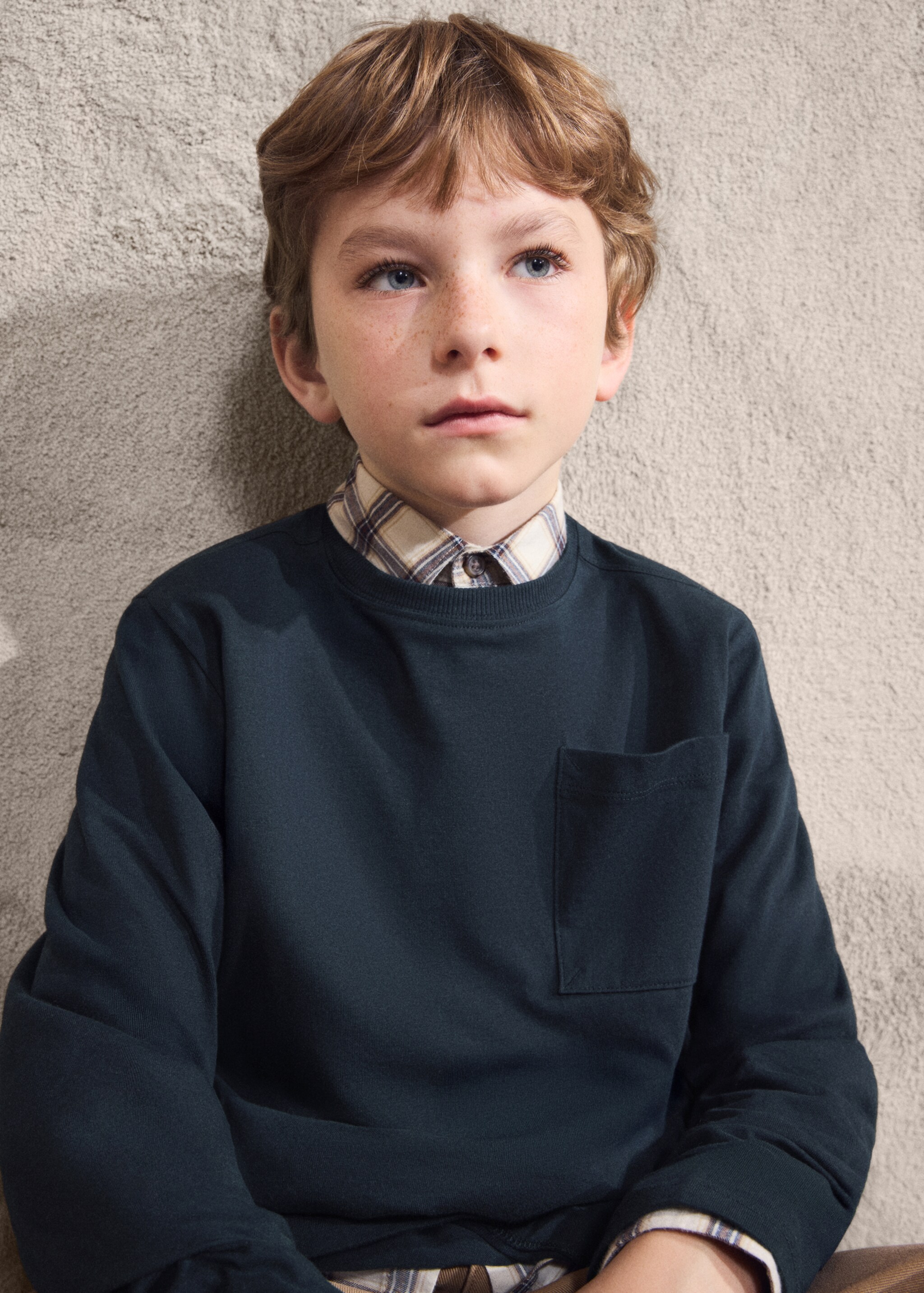 Long-sleeved t-shirt with pocket - Details of the article 5, Navy. Ref: 27071195-00.