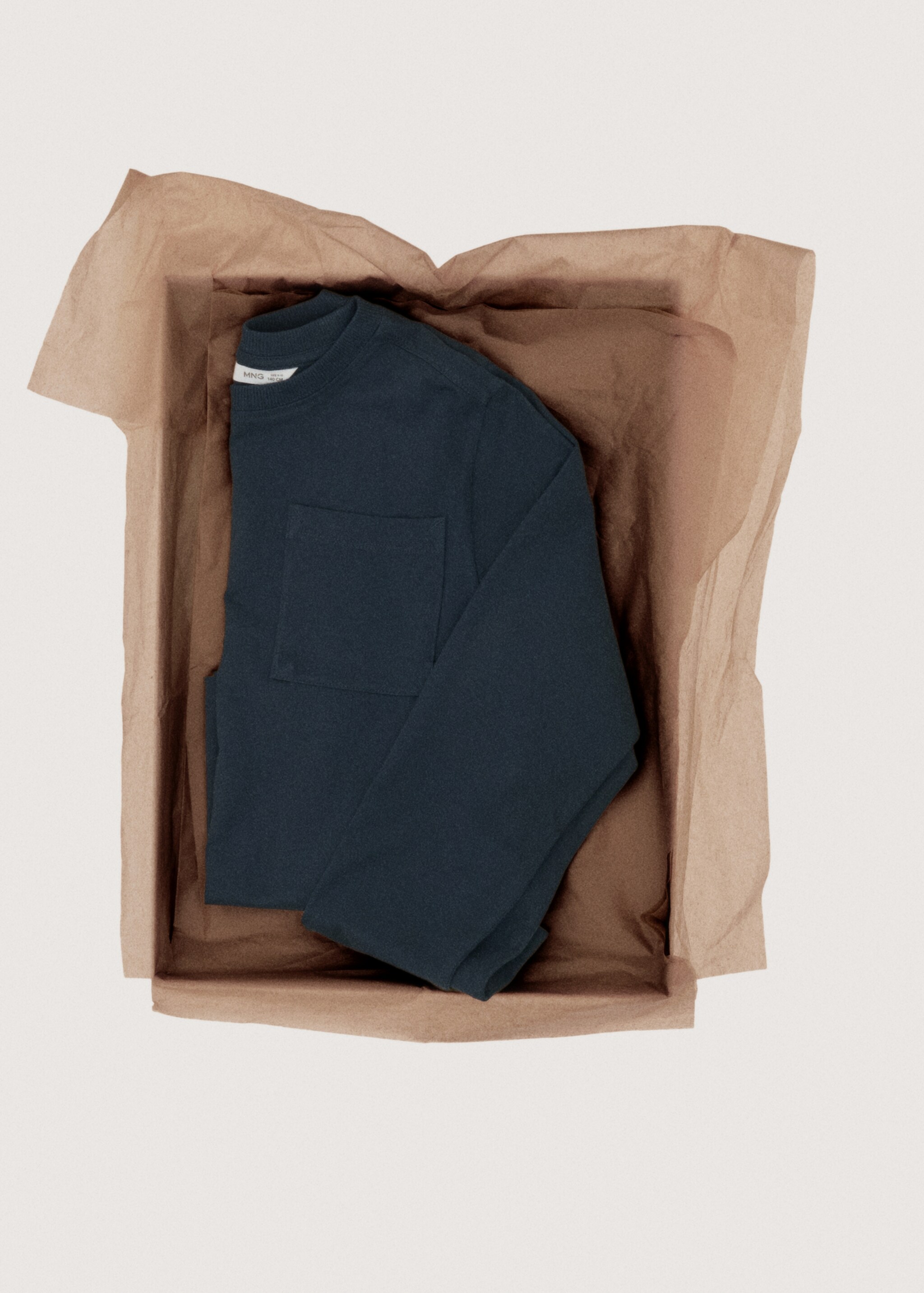 Long-sleeved t-shirt with pocket - Details of the article 7, Navy. Ref: 27071195-00.