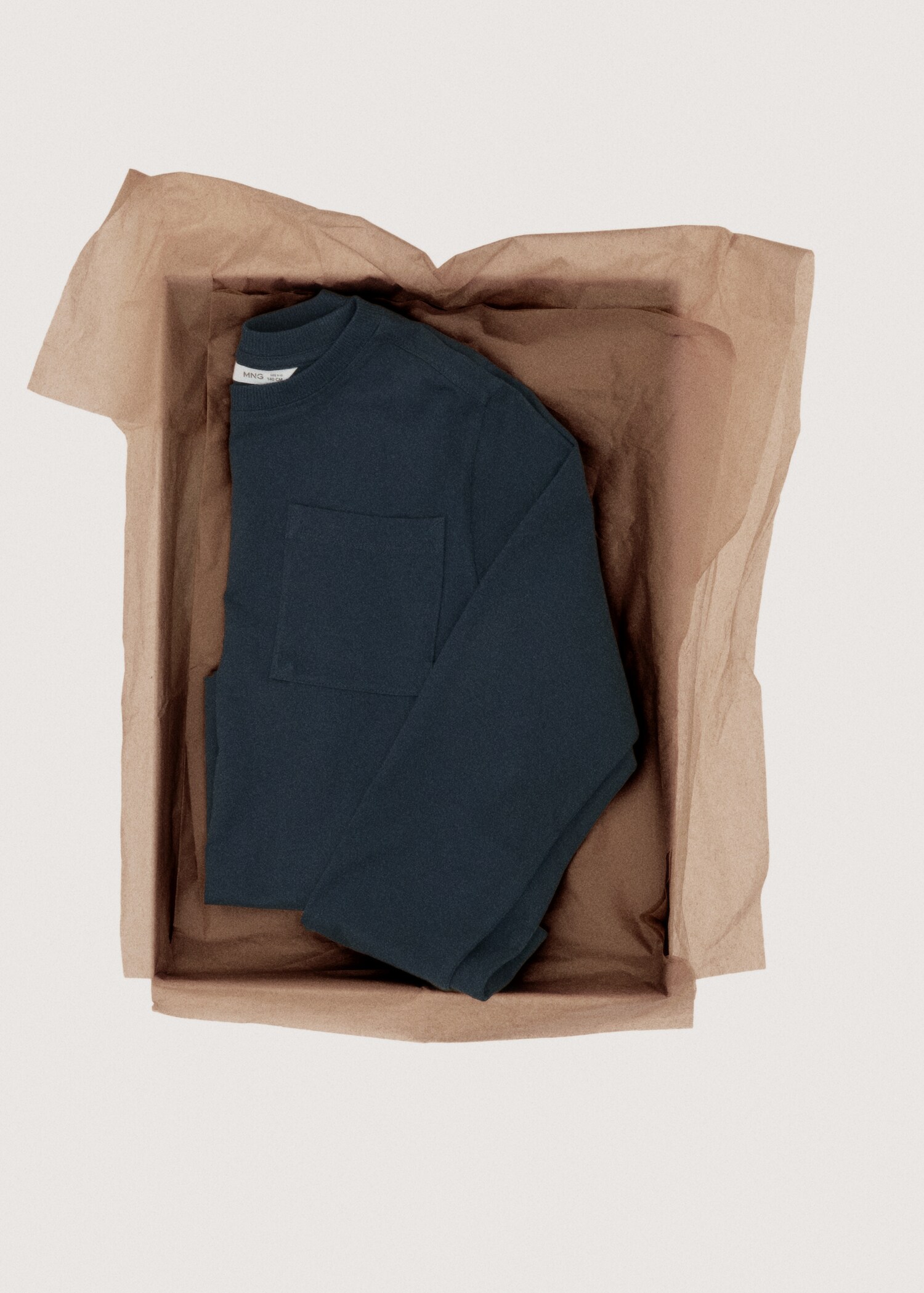 Long-sleeved t-shirt with pocket - Details of the article 7