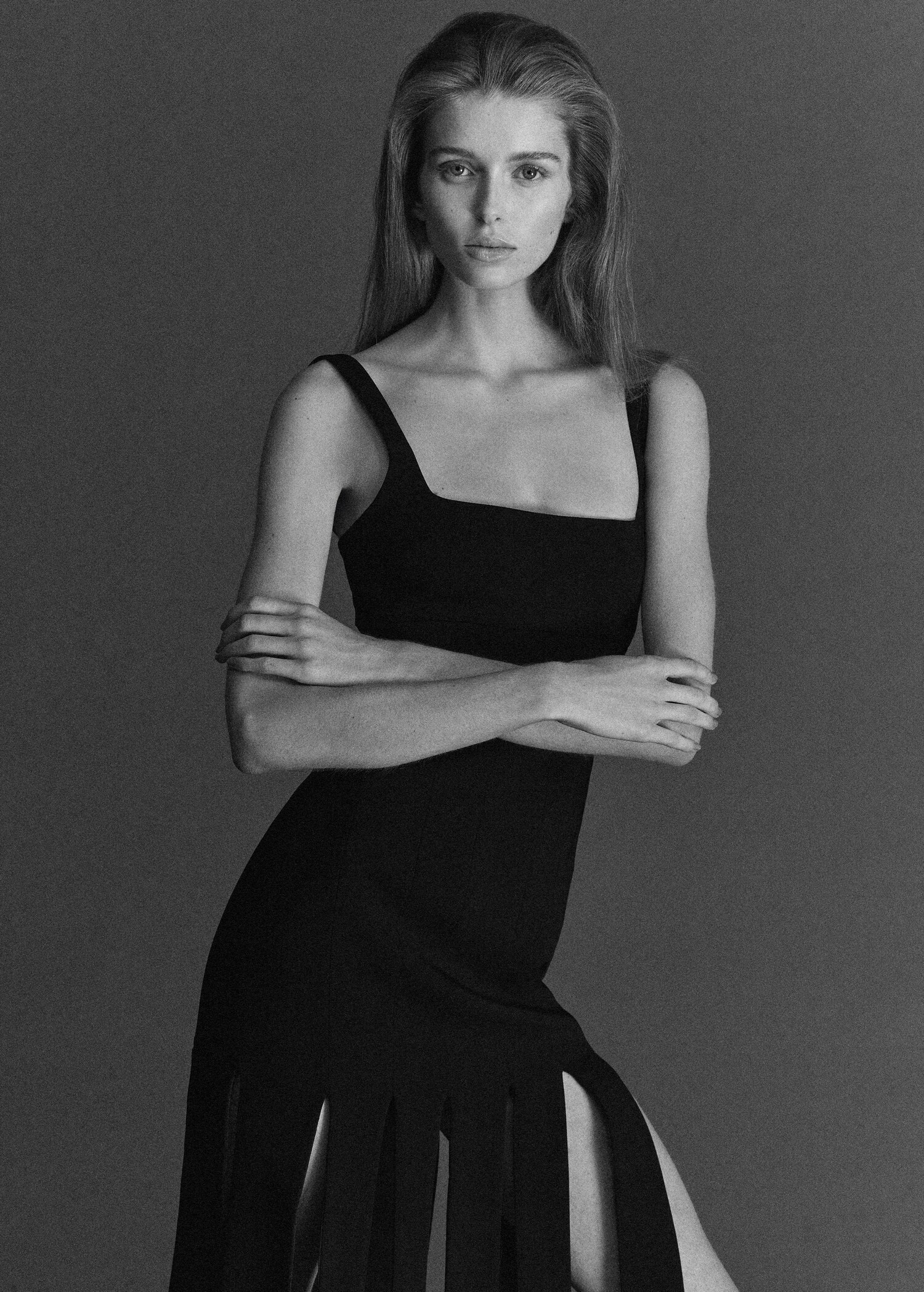 Klänning med djup urringning och fransar - Bild av mittparti