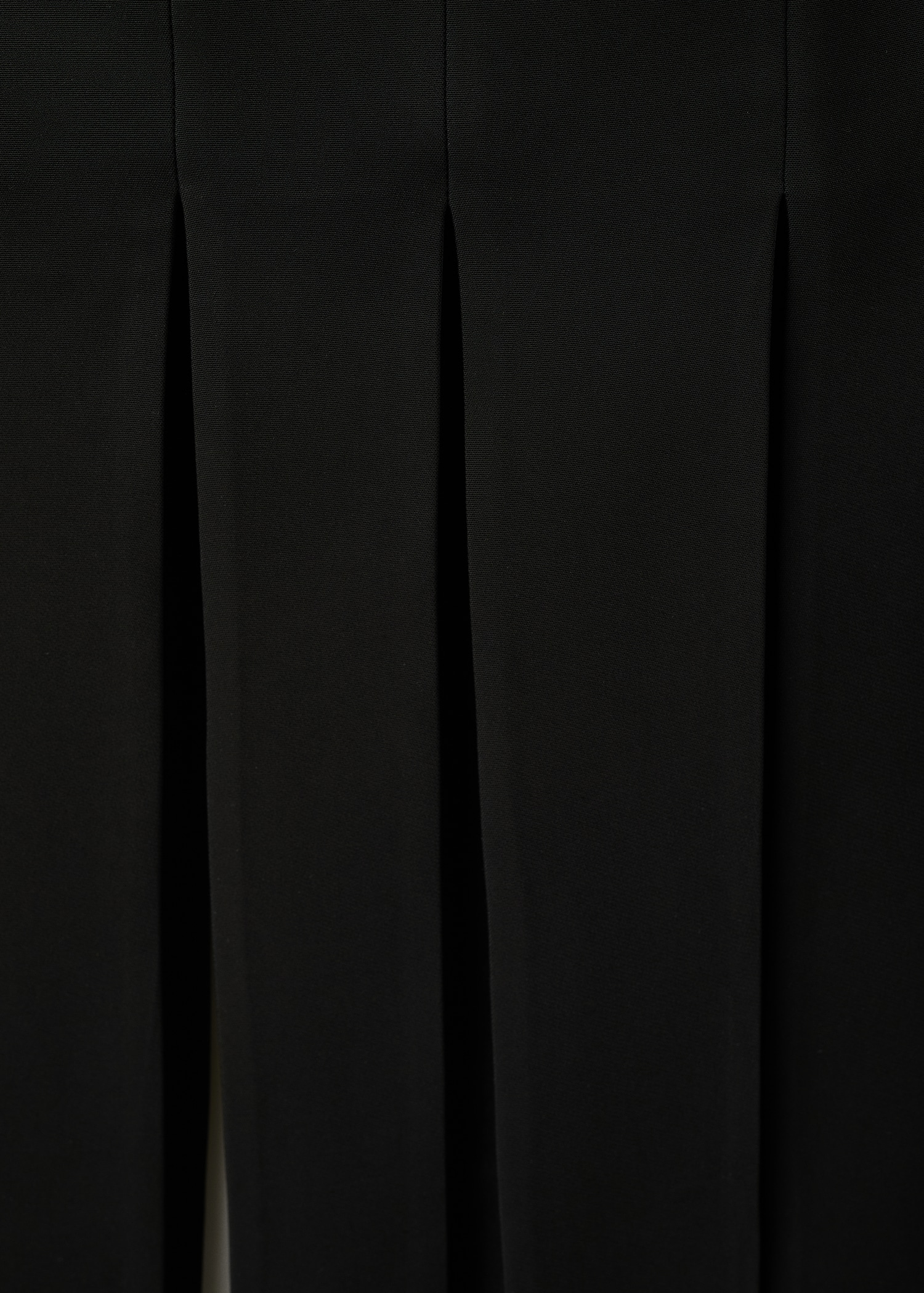 Klänning med djup urringning och fransar - Detaljer om artikeln 0