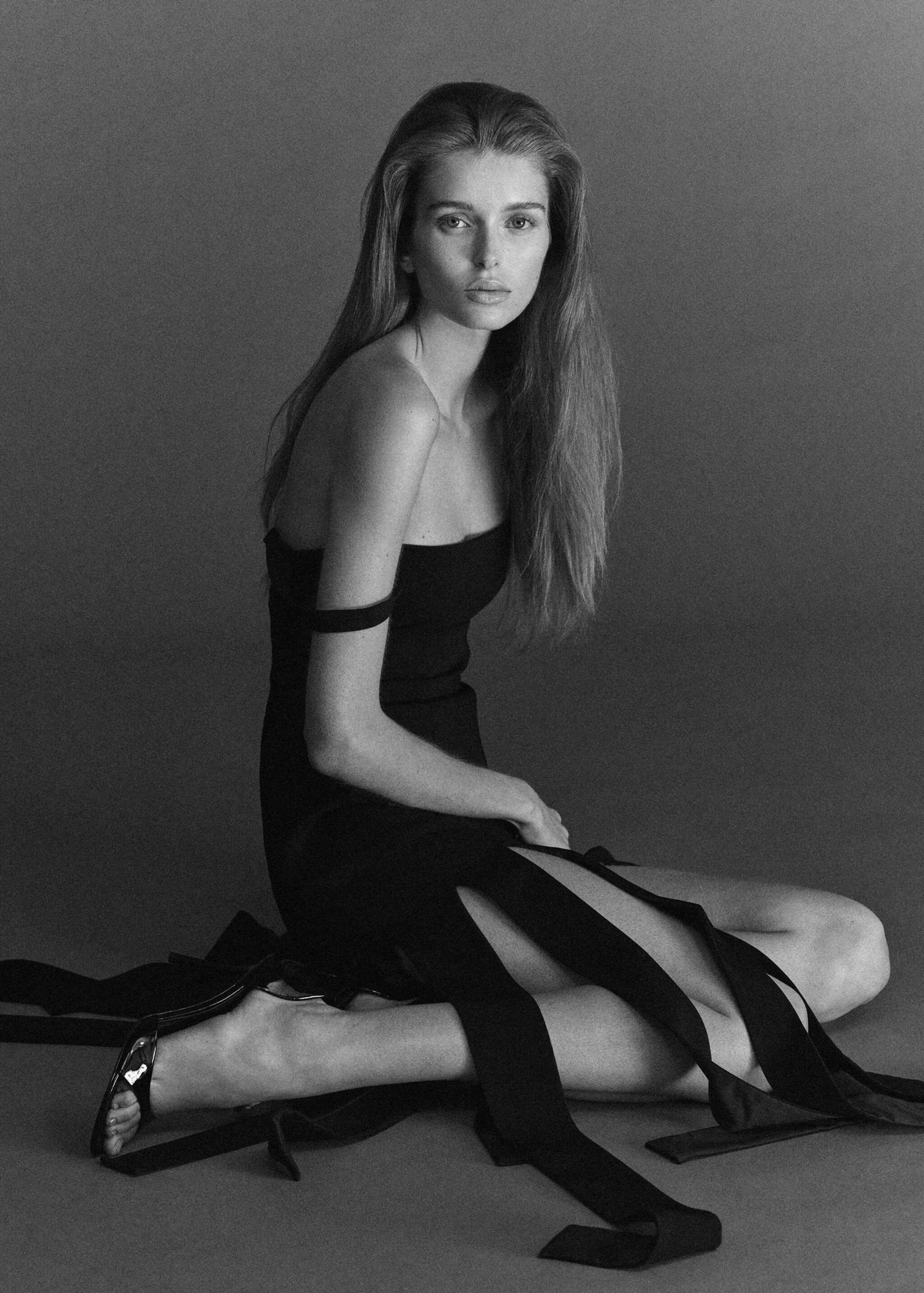 Klänning med djup urringning och fransar - Detaljer om artikeln 1, Svart. Ref: 27071223-00.