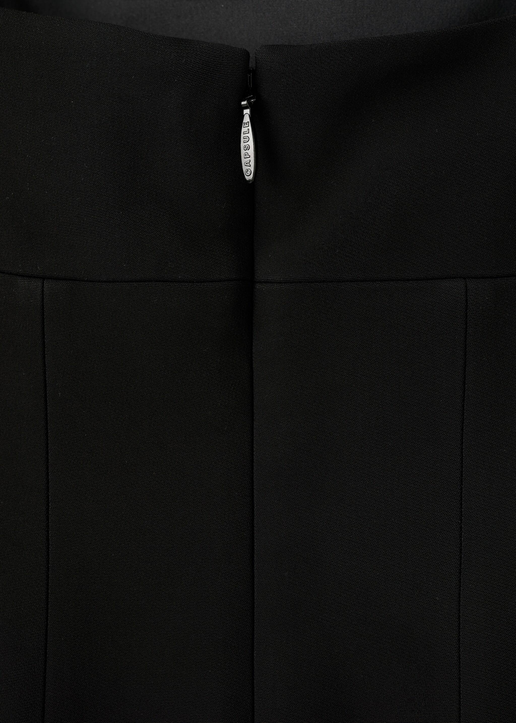 Klänning med djup urringning och fransar - Detaljer om artikeln 8, Svart. Ref: 27071223-00.