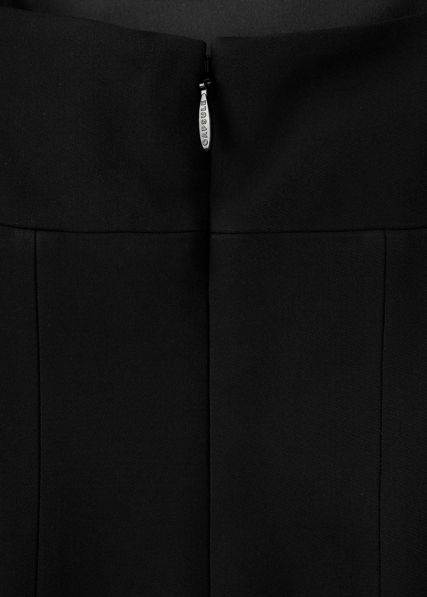 Klänning med djup urringning och fransar - Detaljer om artikeln 8