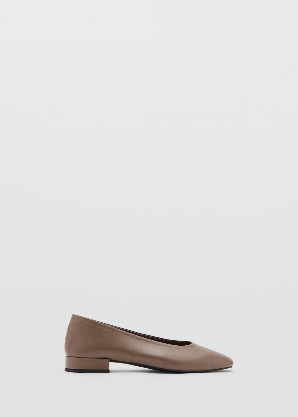 Leather flat shoes