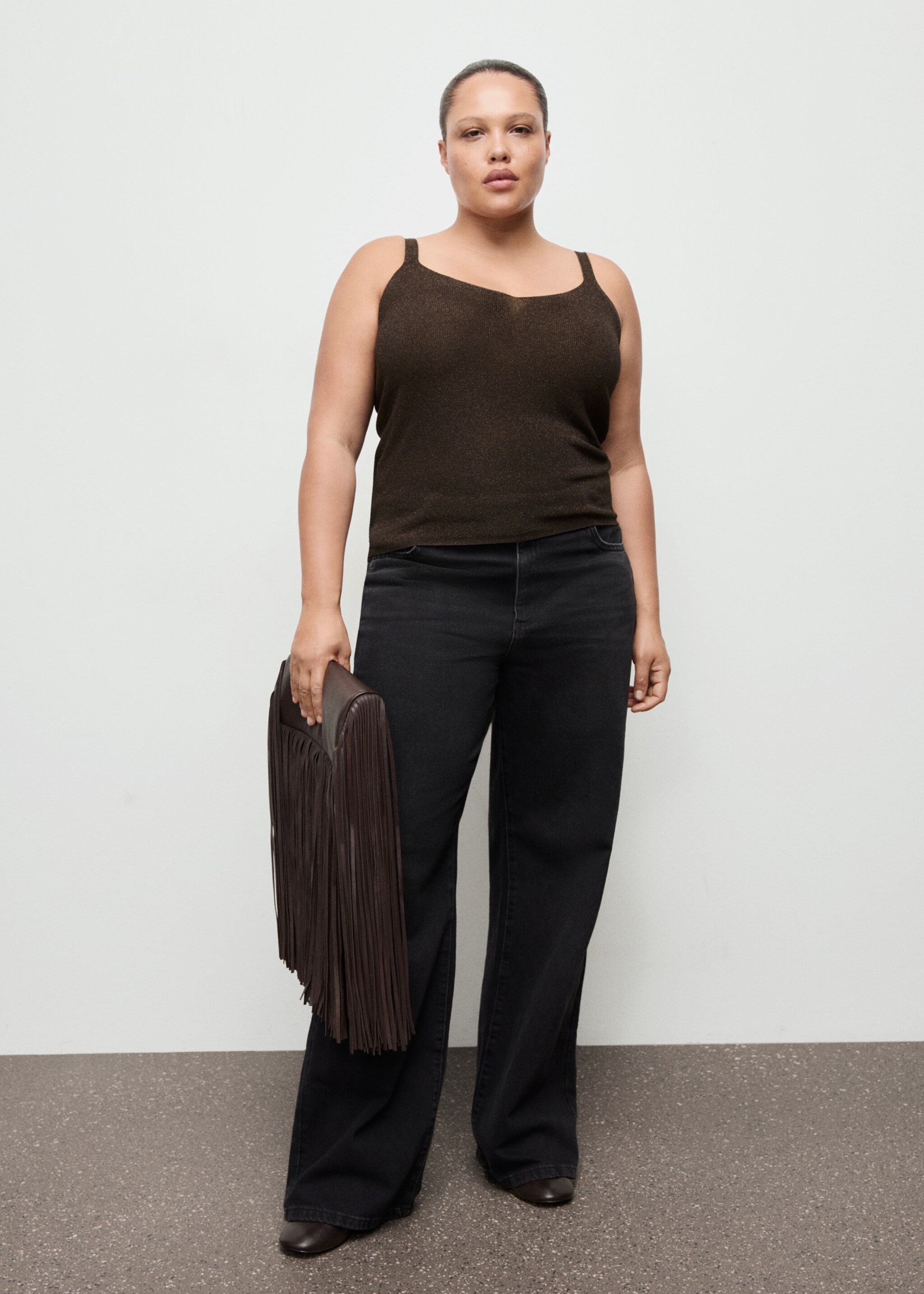 Top punt lúrex escot en punta - Detall de l'article 3, Xocolata. Ref: 27071265-00.