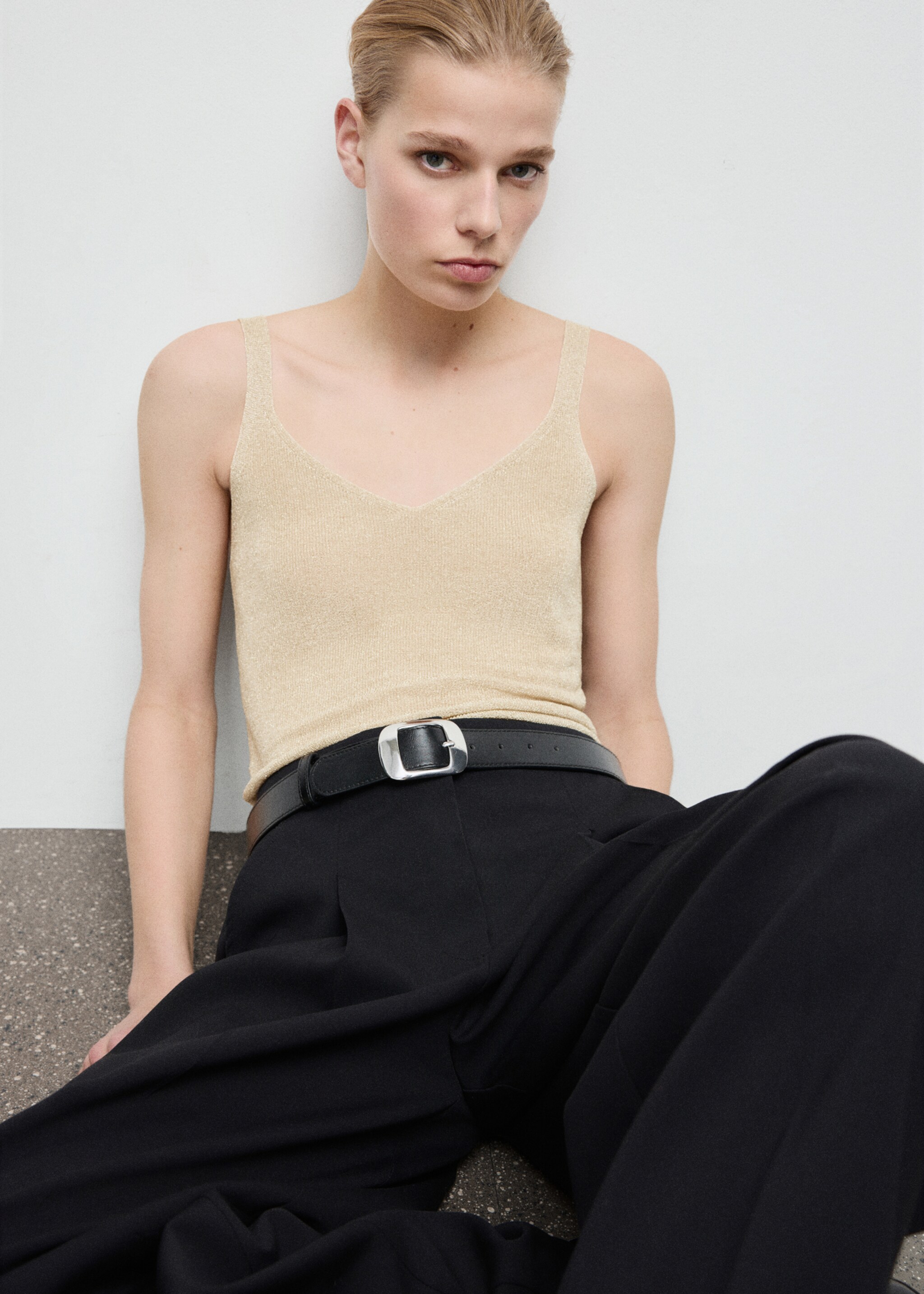Lurex knitted V-neck top - Details of the article 2, Gold. Ref: 27071265-00.