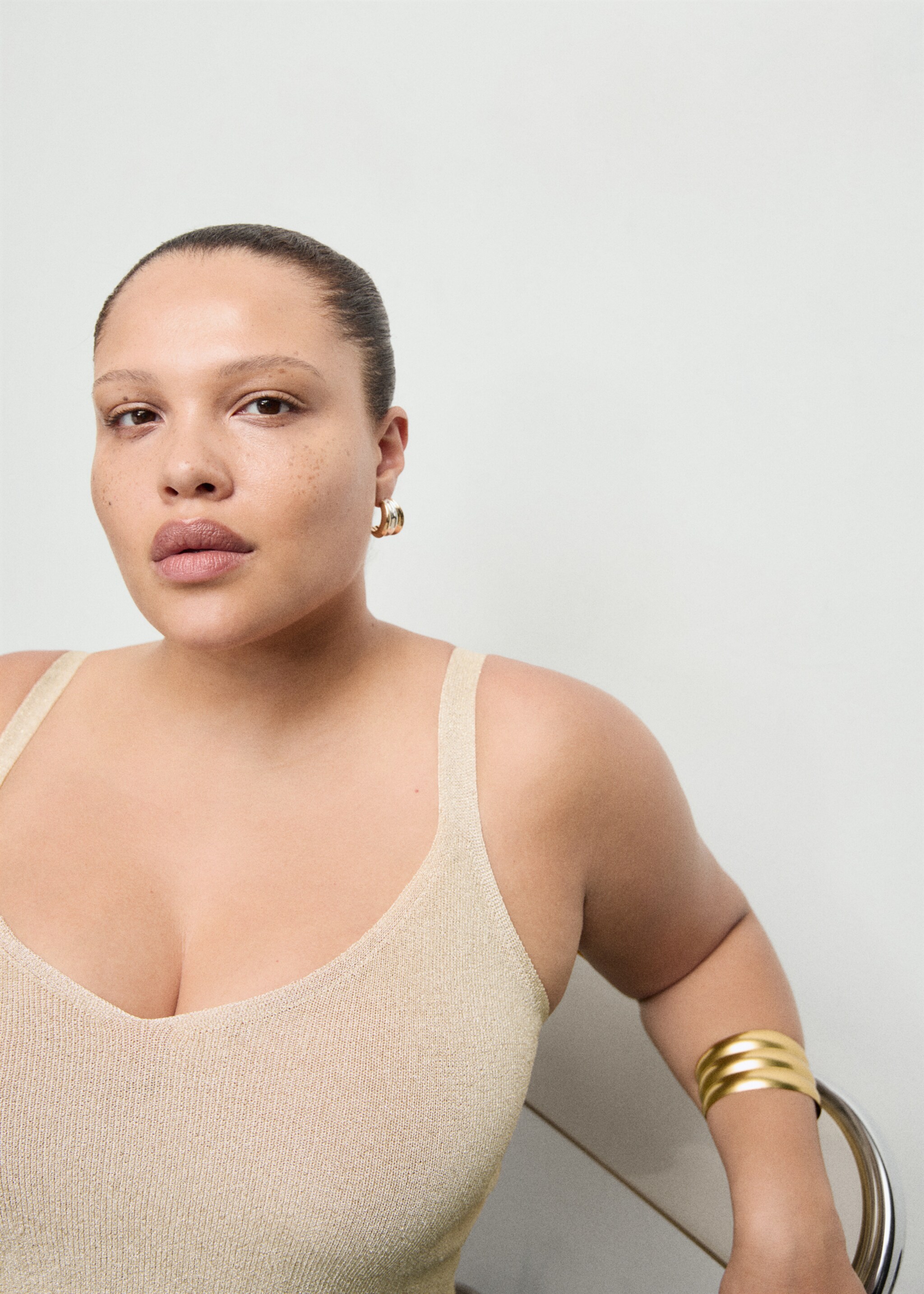 Lurex knitted V-neck top - Details of the article 4, Gold. Ref: 27071265-00.