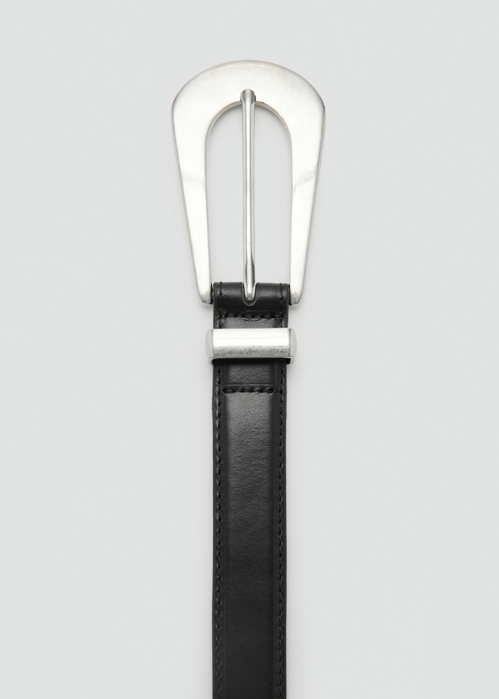 Leather belt with oval buckle