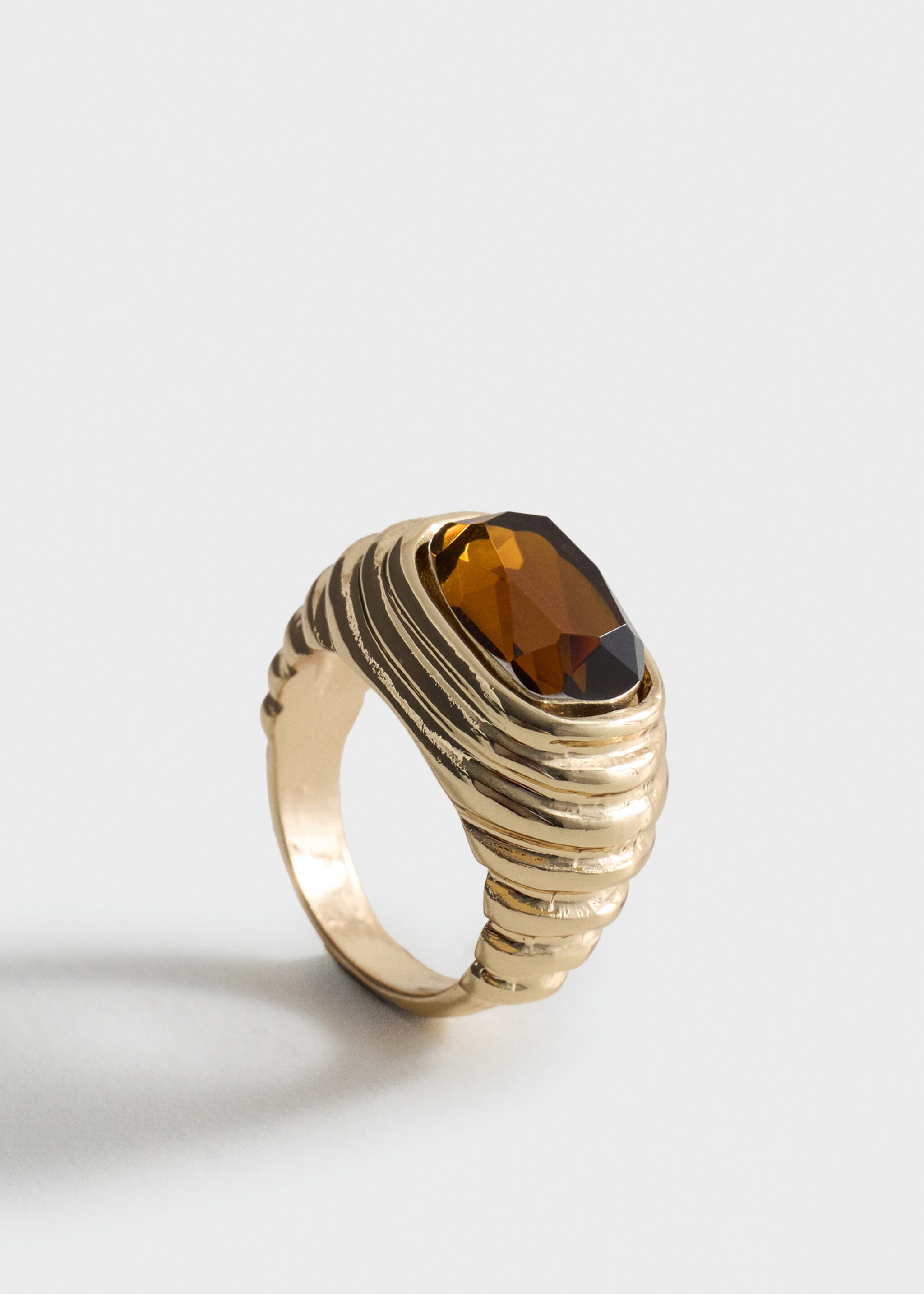 Ring with combined embossed resin - Medium plane, Gold. Ref: 27071298-00.