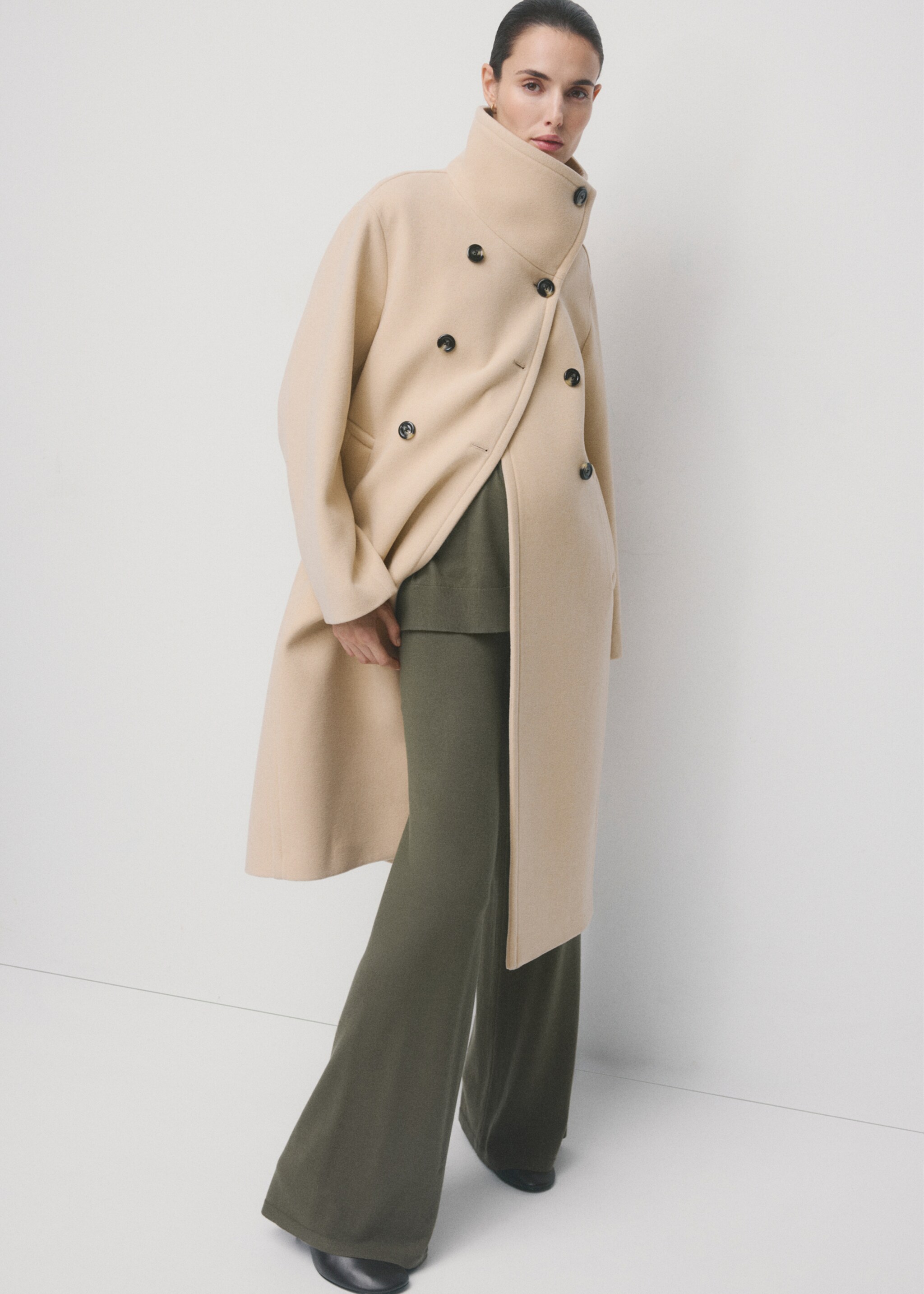 Straight-fit trousers with elastic waist - Details of the article 2, Khaki. Ref: 27071300-00.
