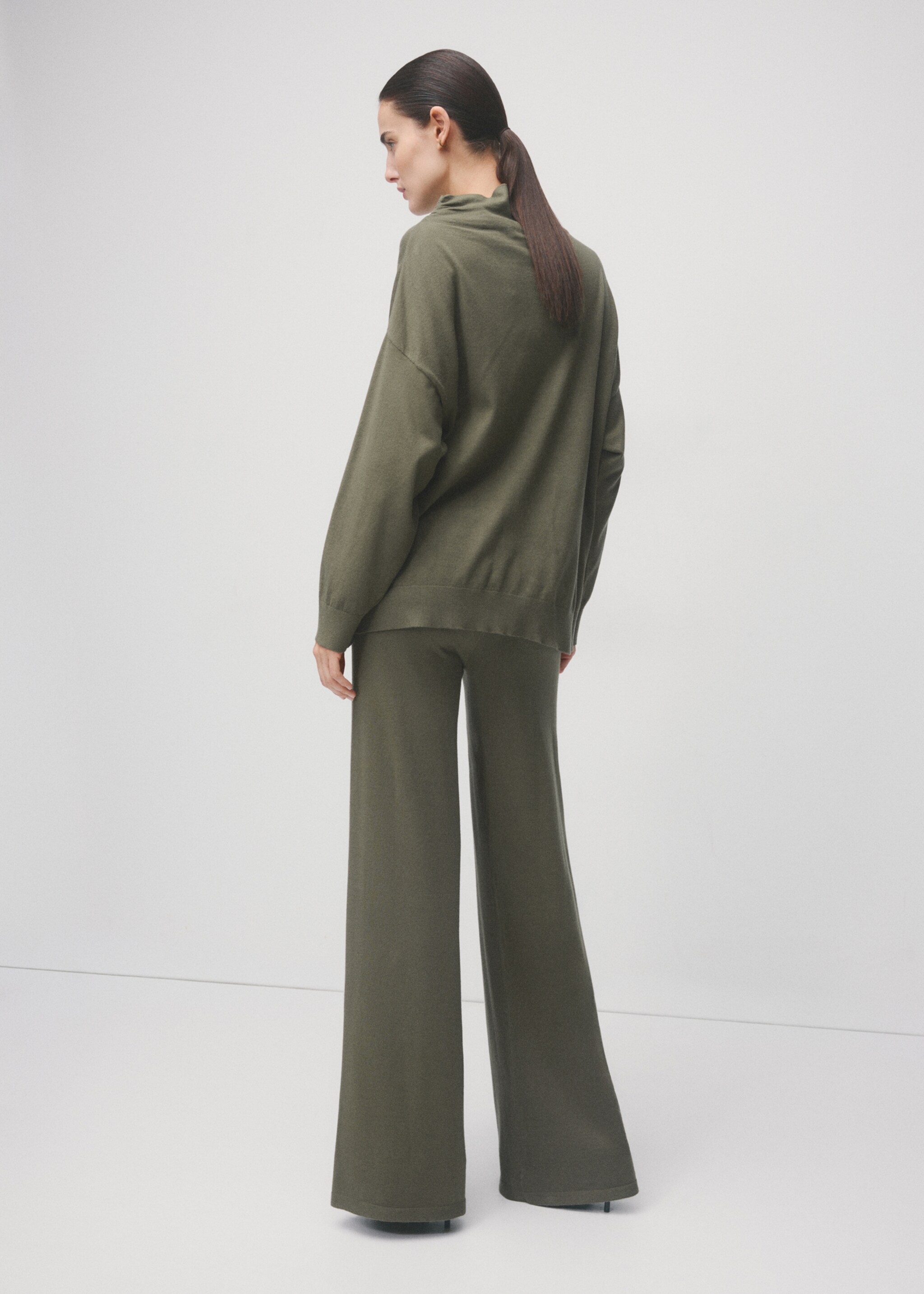 Straight-fit trousers with elastic waist - Reverse of the article, Khaki. Ref: 27071300-00.