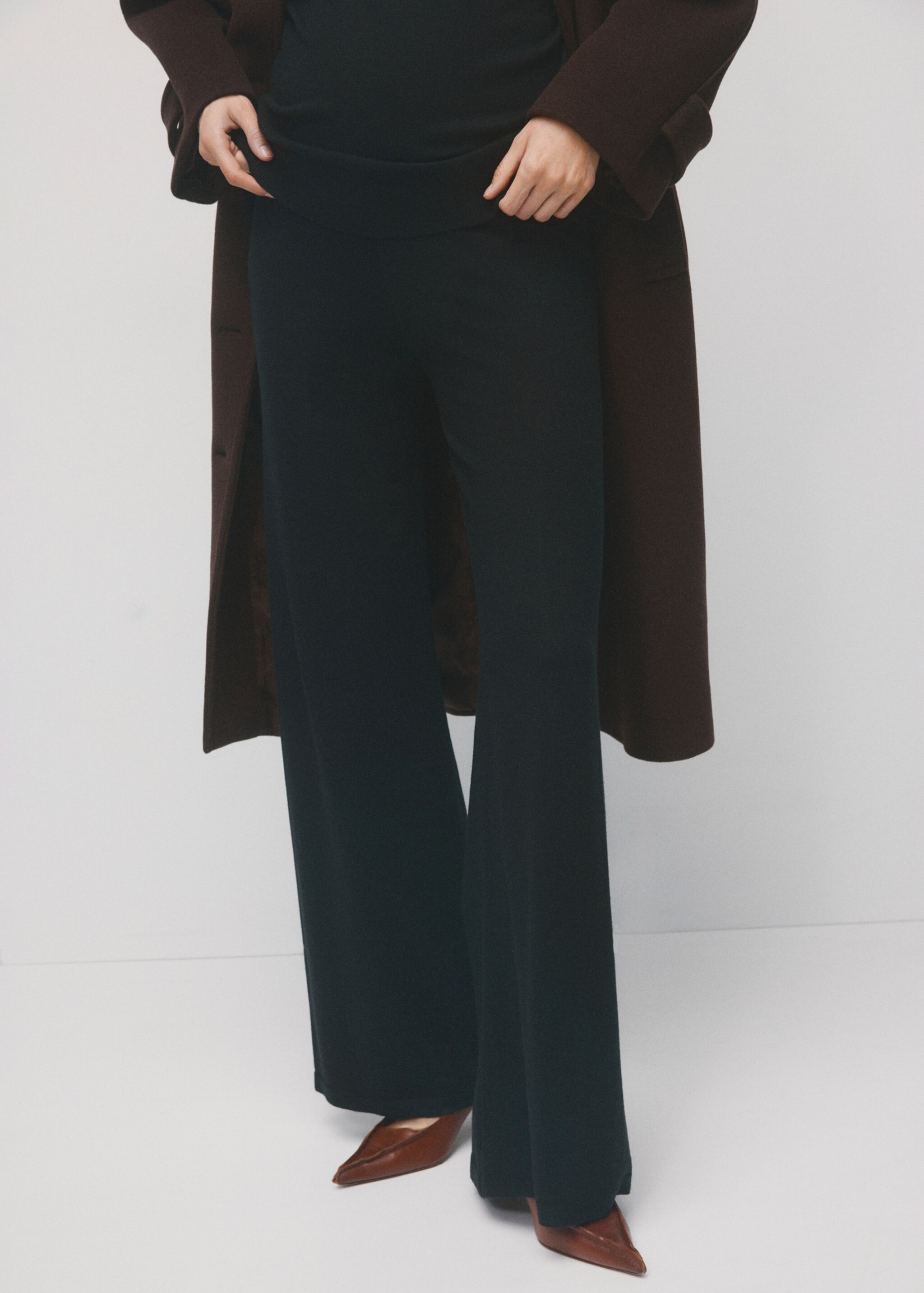 Straight-fit trousers with elastic waist - Medium plane, Black. Ref: 27071300-00.
