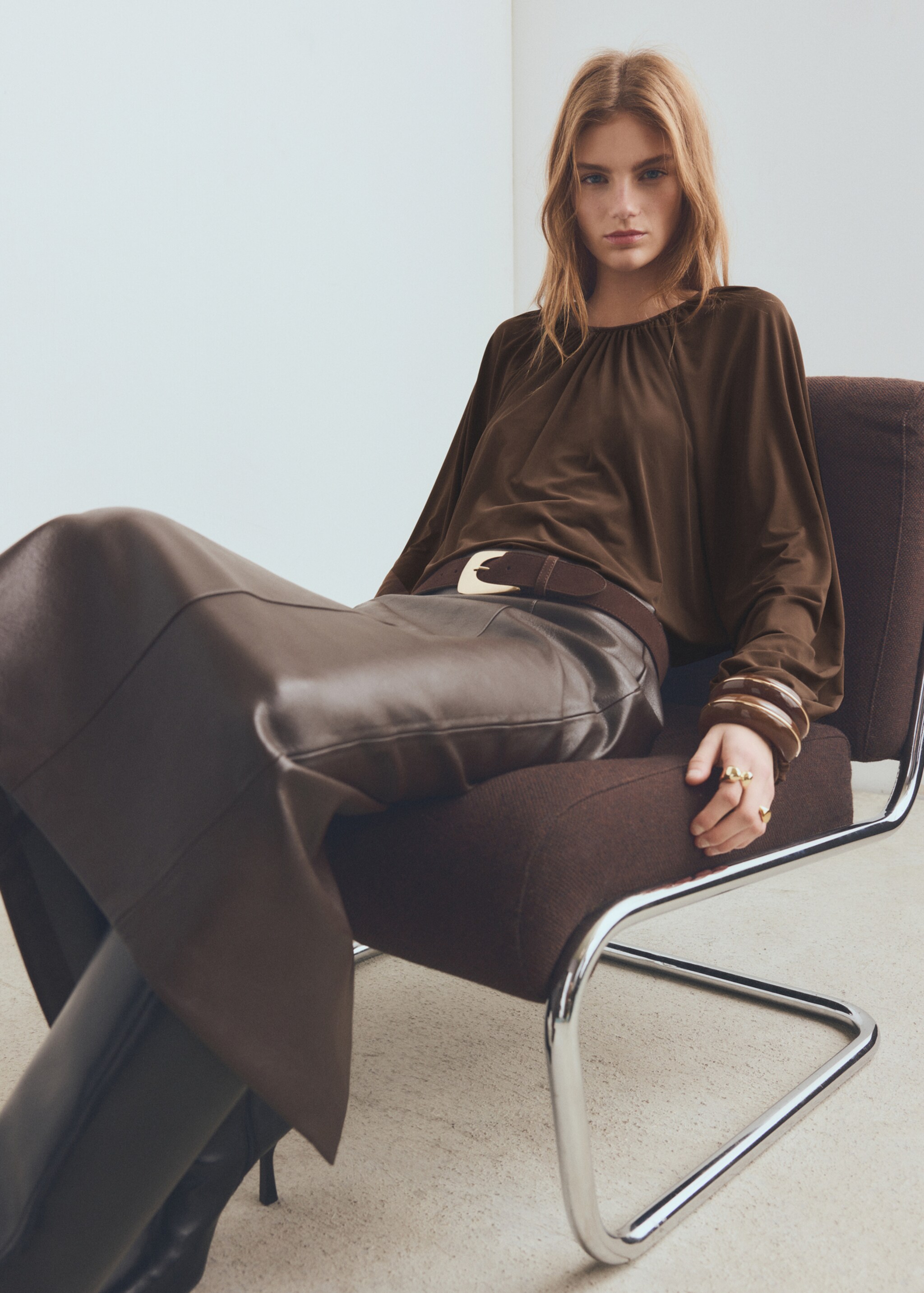 Gathered blouse with round neckline - Details of the article 2, Brown. Ref: 27071301-00.