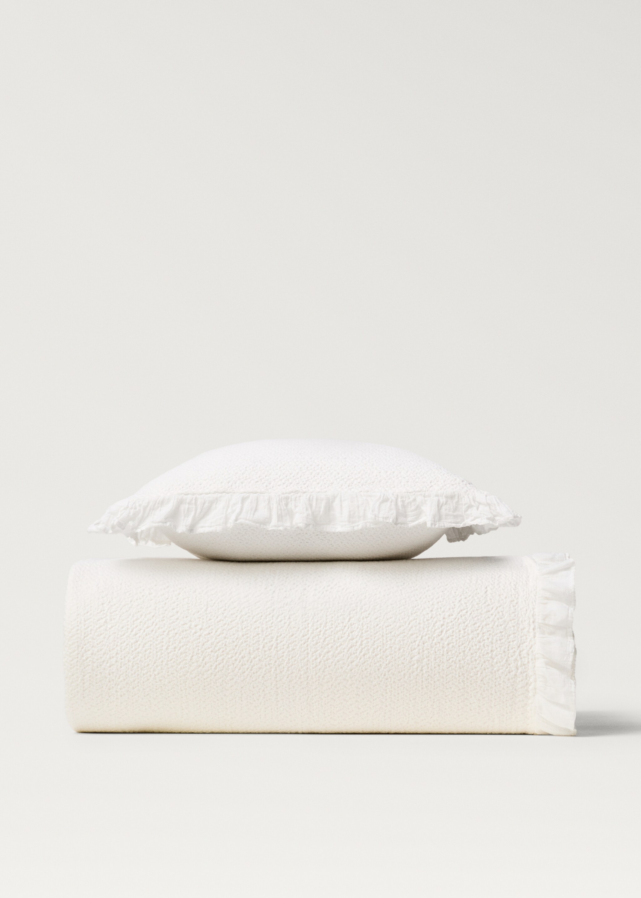 Cotton ruffle-finish bedspread for 90/105 cm bed - Details of the article 4, Ecru. Ref: 27071303-00.