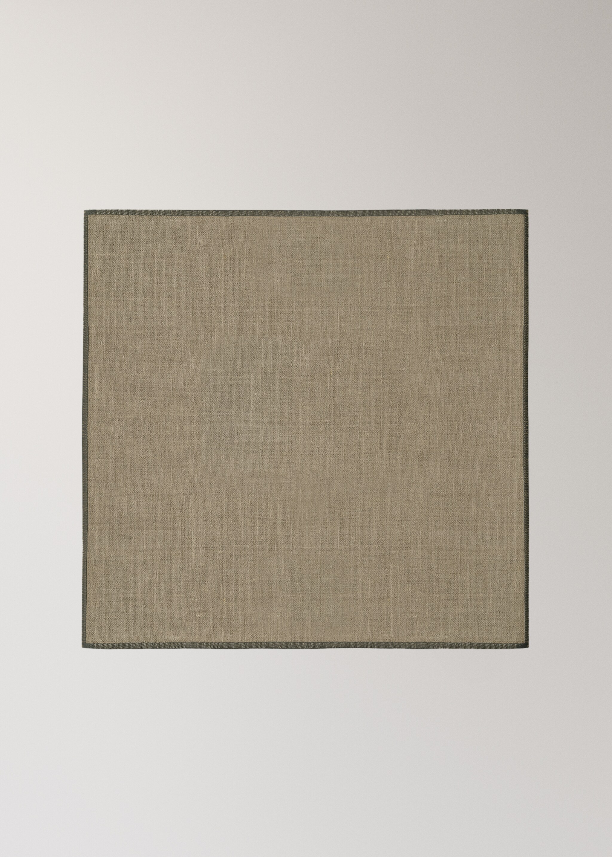 Linnen servetten met contrasterende overlock - Artikel zonder model, Licht/Pastelbruin. Ref: 27071305-00.