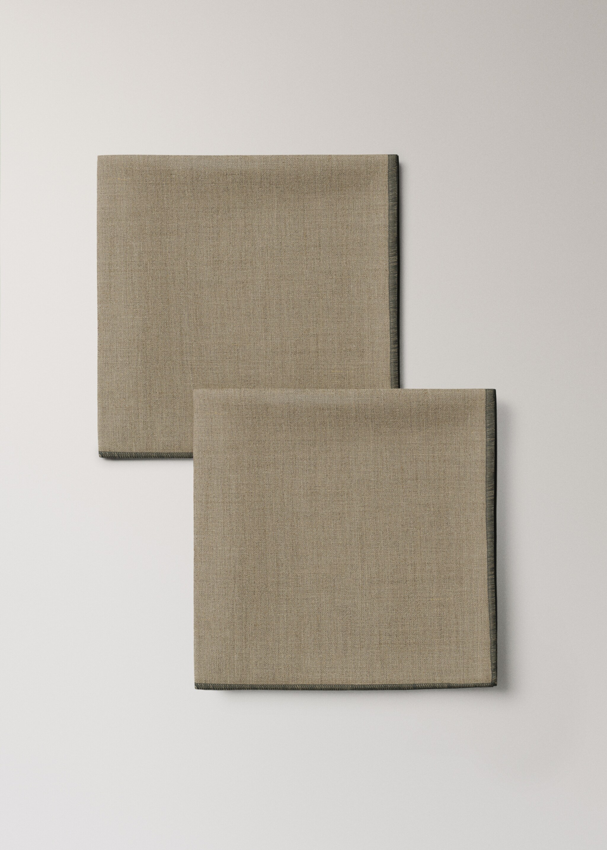 Linnen servetten met contrasterende overlock - Detail van het artikel 1, Licht/Pastelbruin. Ref: 27071305-00.