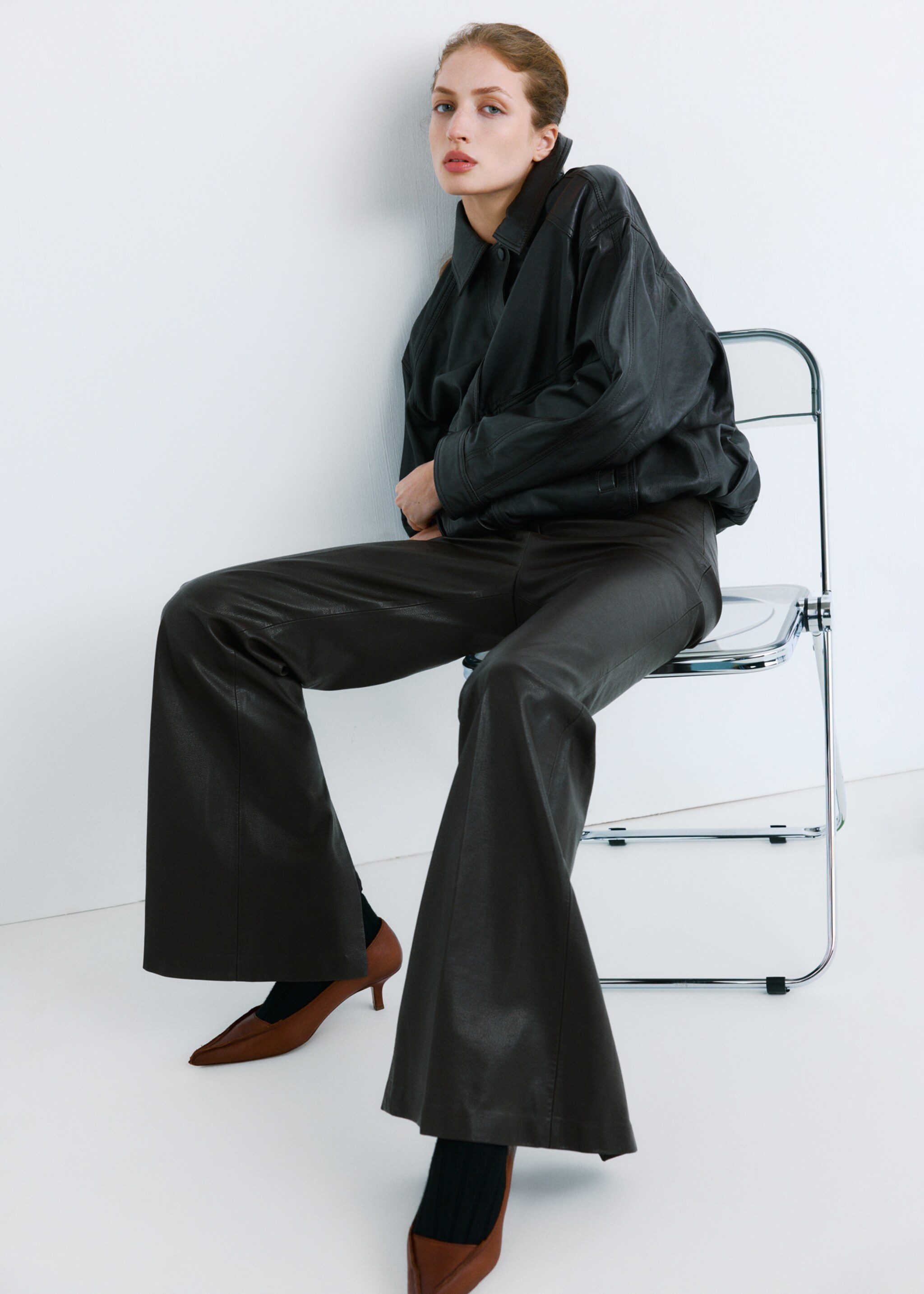 بنطلون واسع الساق بتأثير الجلد - تفاصيل المنتج 1, شوكولاتة. Ref: 27071314-00.