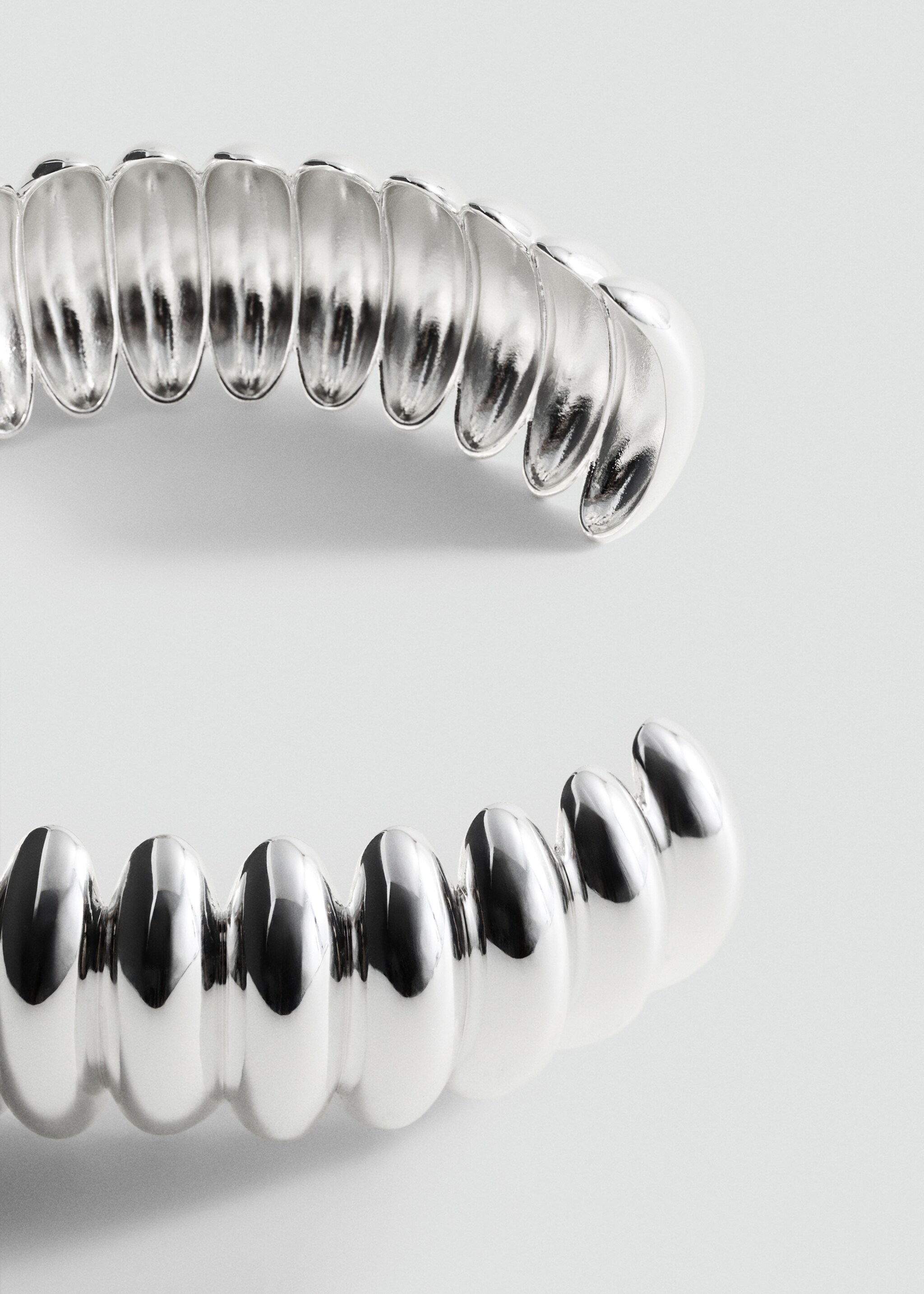 Gargantilha rígida com relevo - Plano médio, Prata. Ref: 27071320-00.