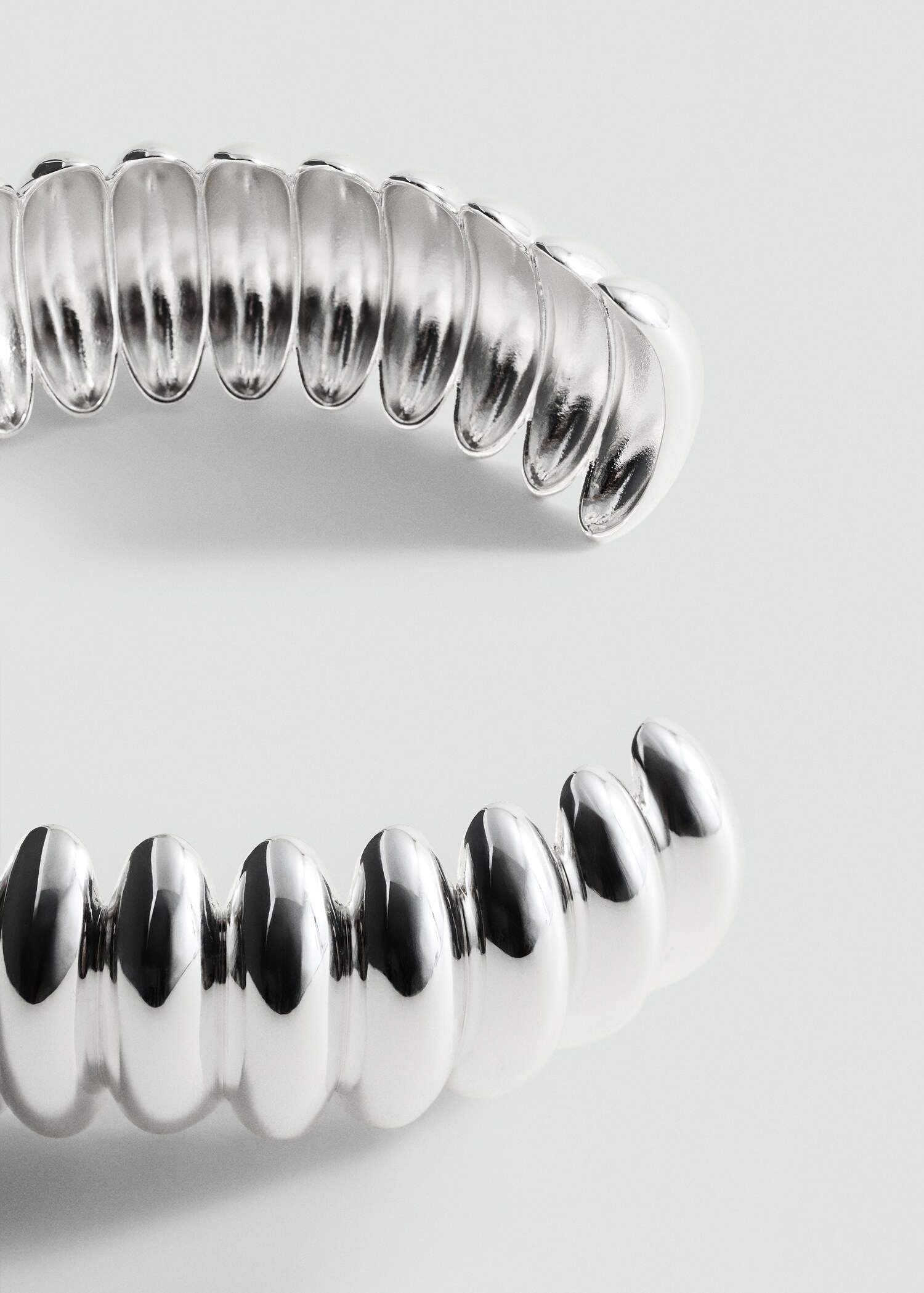 Collar choker rígido relieve - Plano medio