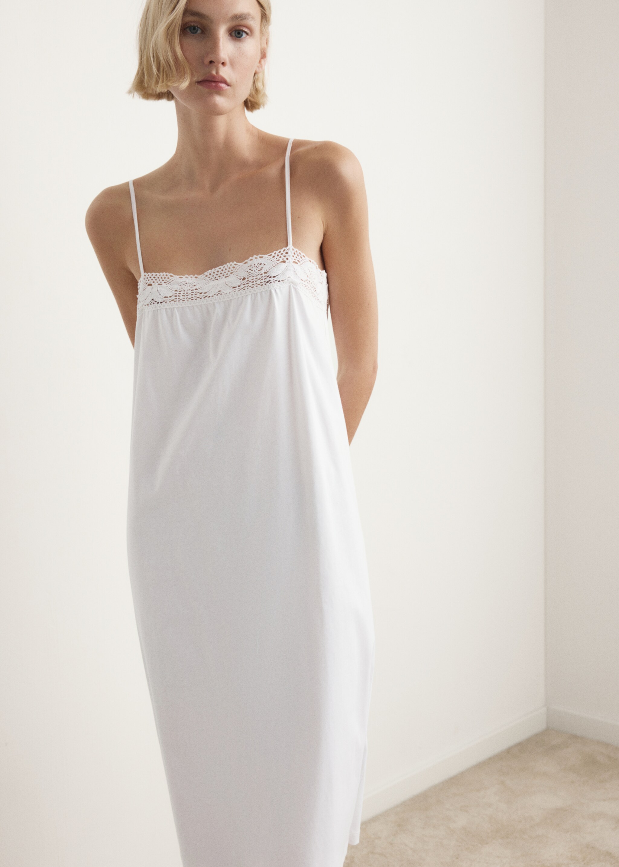 Cotton lace nightgown - Medium plane, White. Ref: 27071321-00.