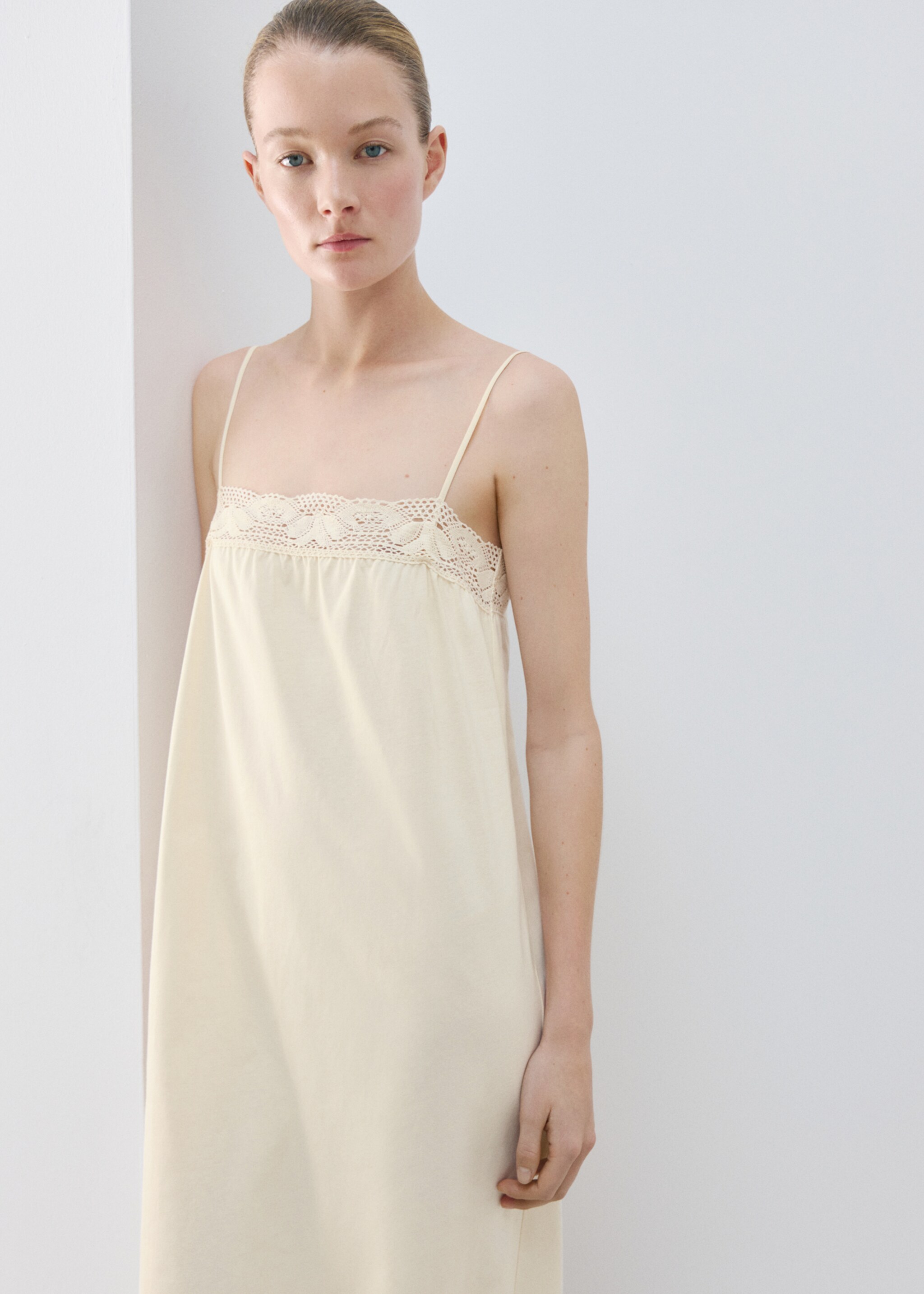 코튼 레이스 나이트가운 - 중간 평면도, 파스텔 옐로우. Ref: 27071321-00.