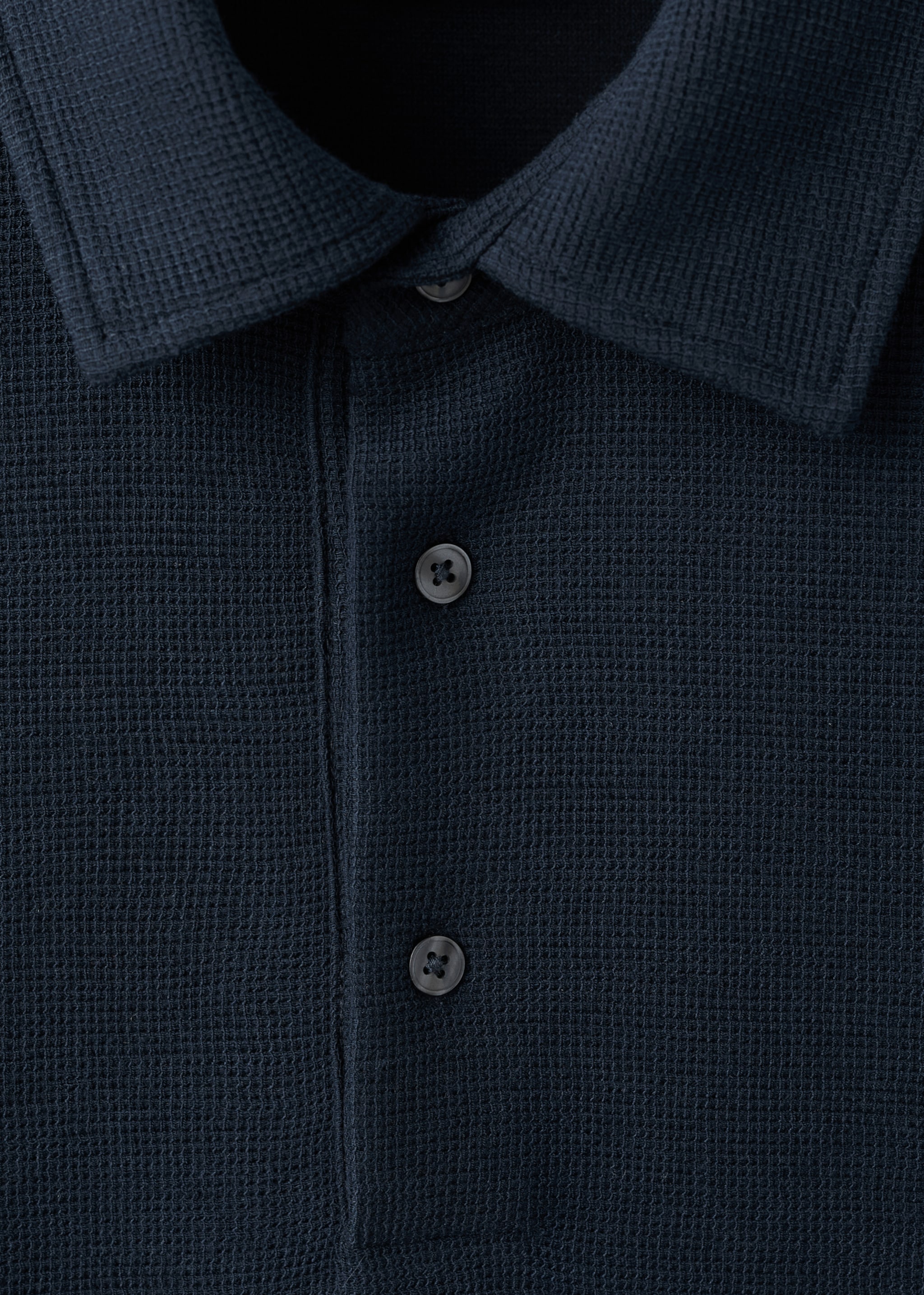 Knitted structured polo sweater - Details of the article 8, Navy. Ref: 27071324-00.