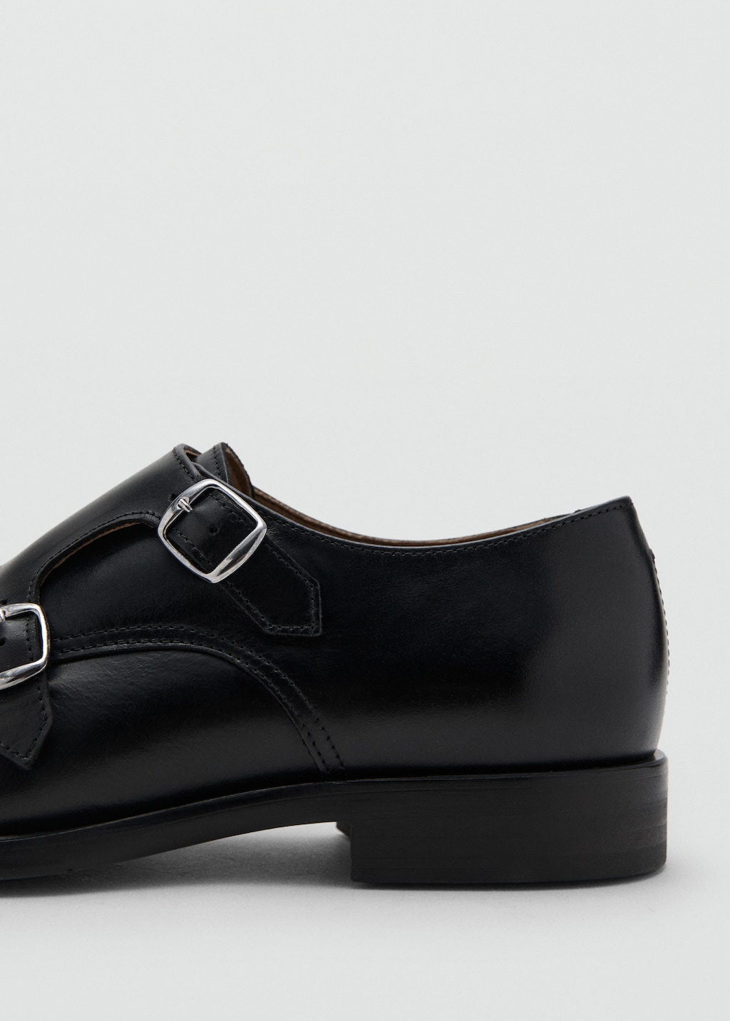Double buckle leather shoe