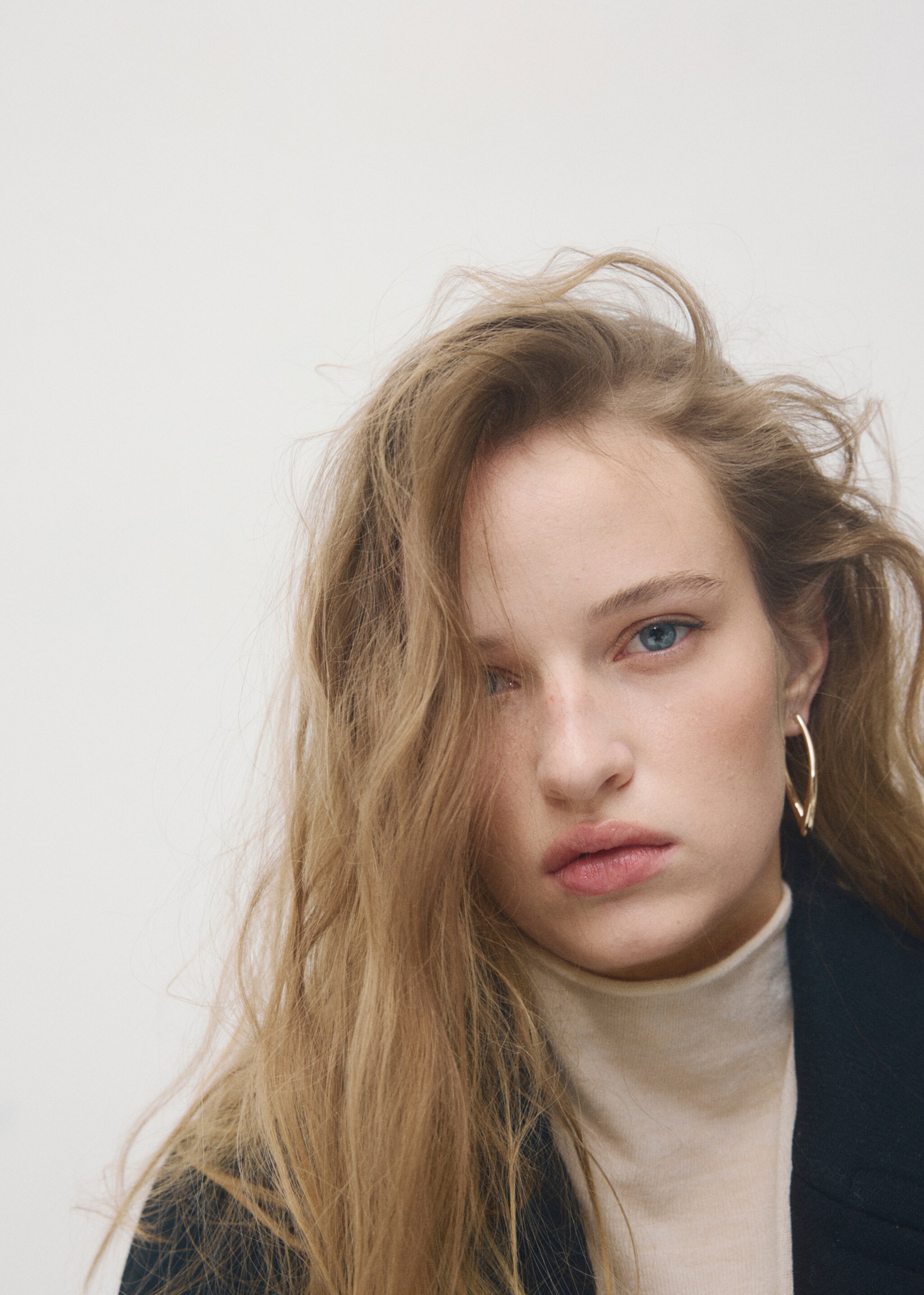 Twisted hoop earrings - Details of the article 9, Gold. Ref: 27071334-00.