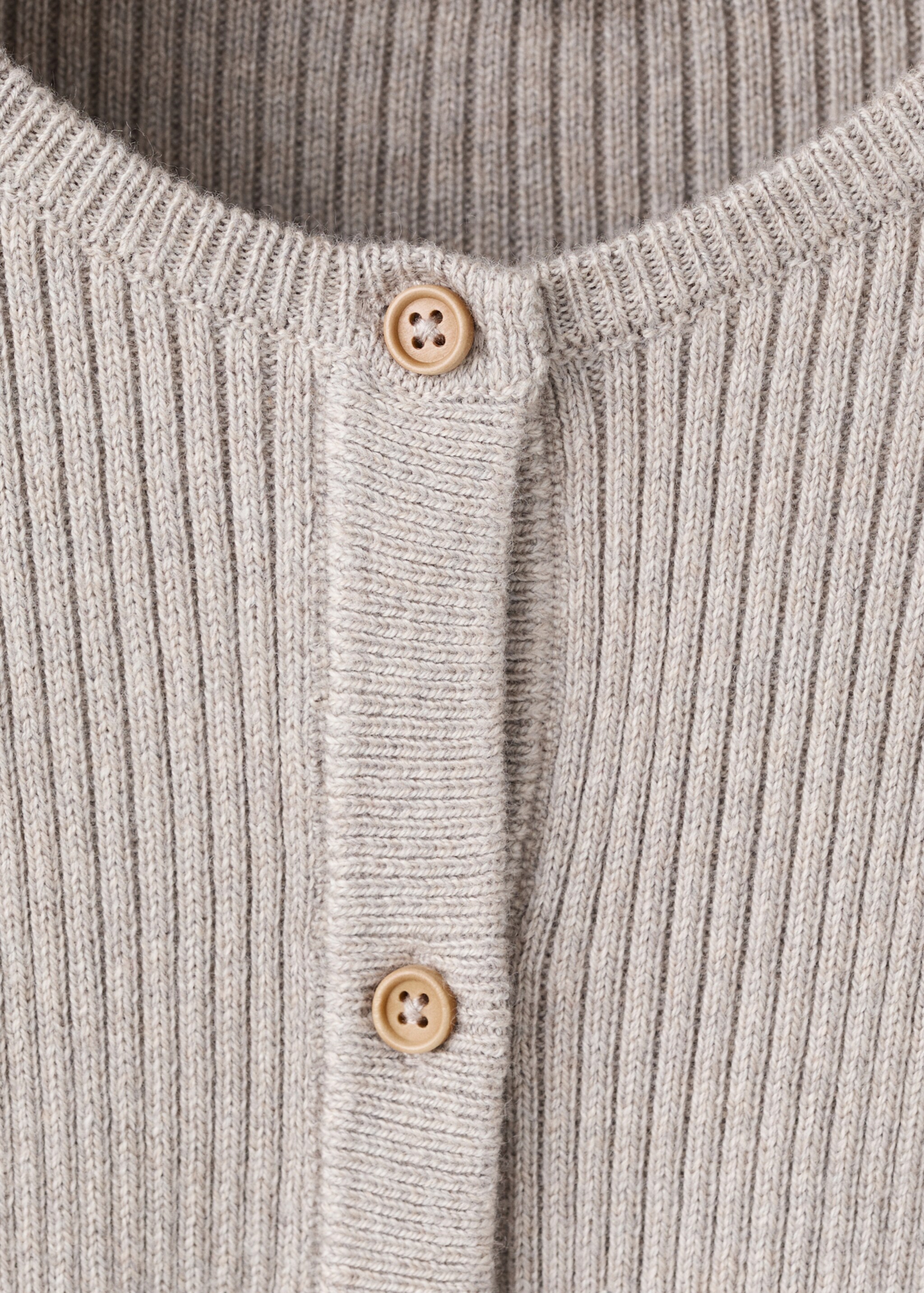 Langer Overall mit Knöpfen - Detail des Artikels 8, Beige. Ref: 27071516-00.