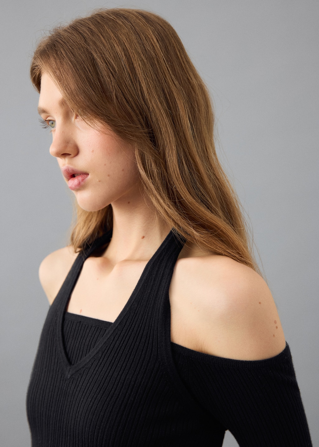 Long-sleeved halter-neck top