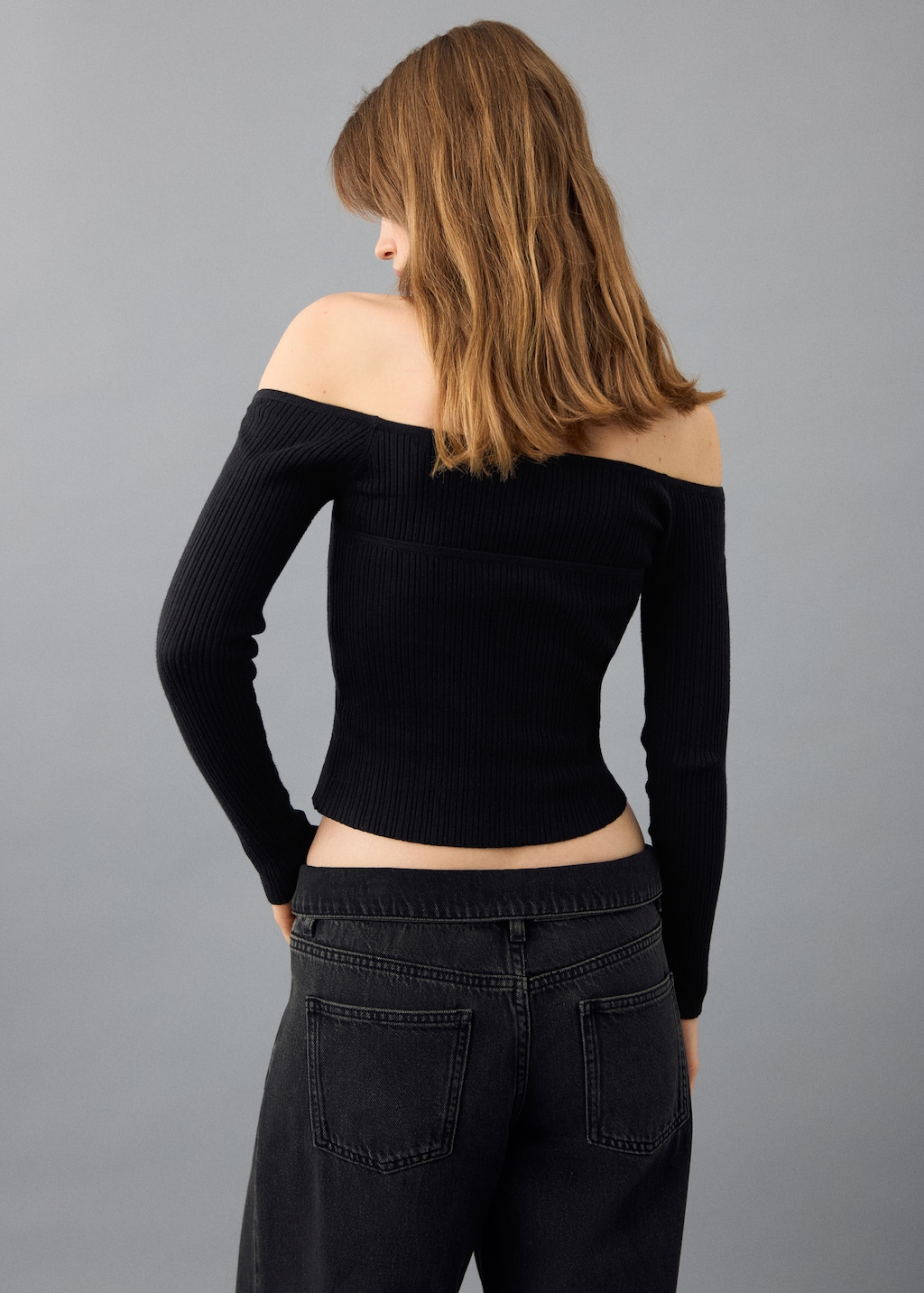 Long-sleeved halter-neck top