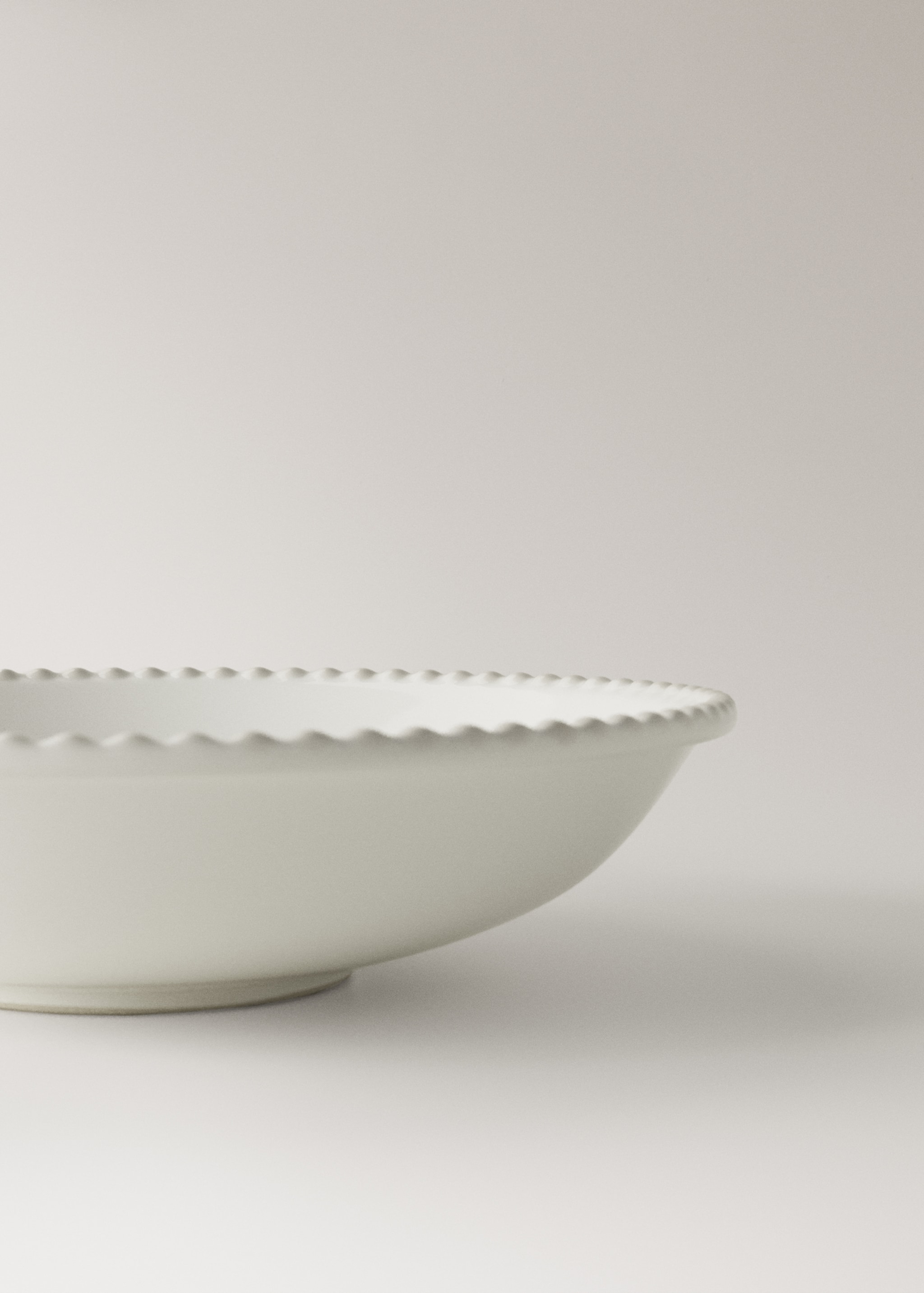 Dekorativer tiefer Steingut-Teller - Detail des Artikels 2, Weiß. Ref: 27071522-00.