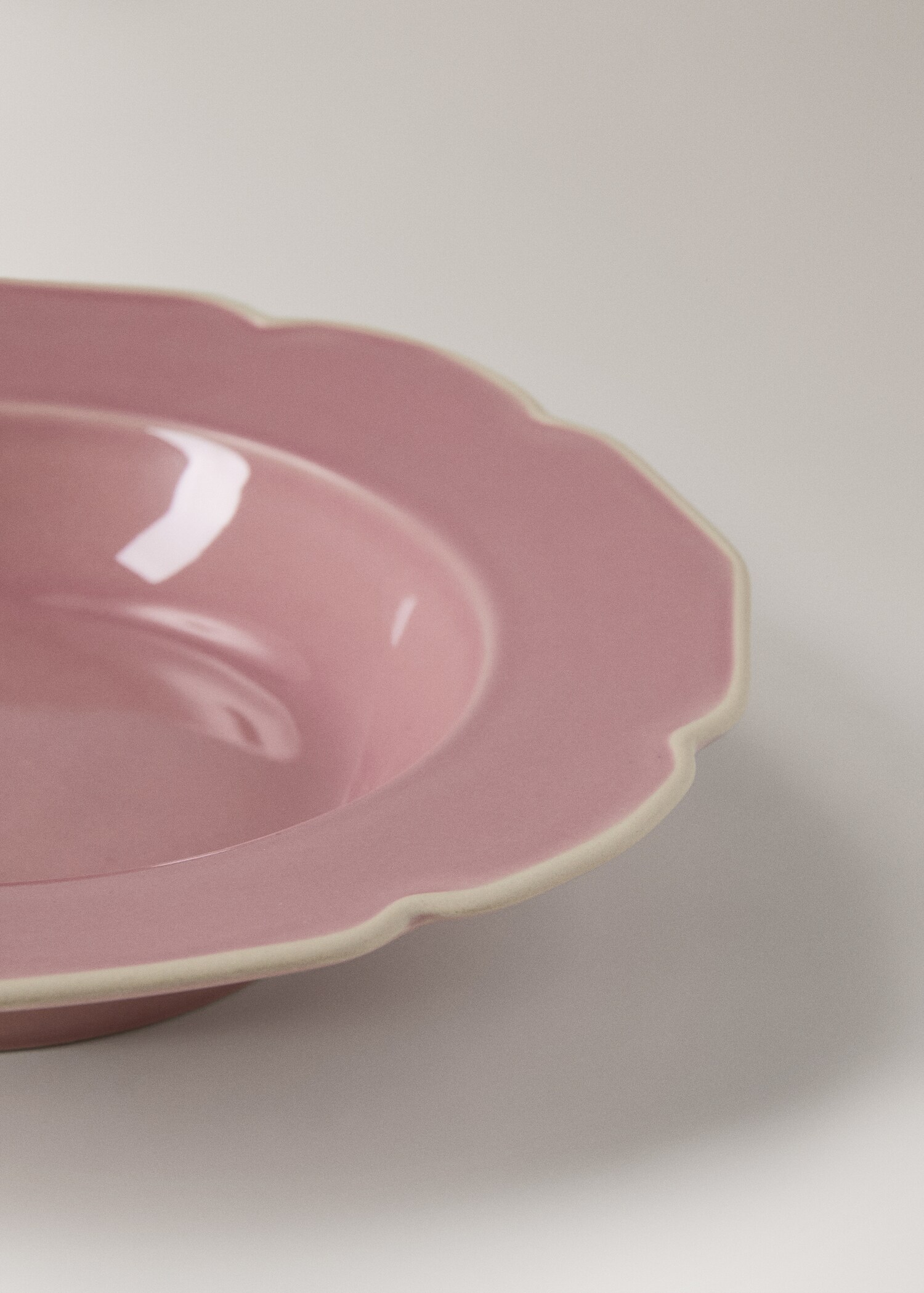 Stoneware deep plate with waves - Details of the article 2