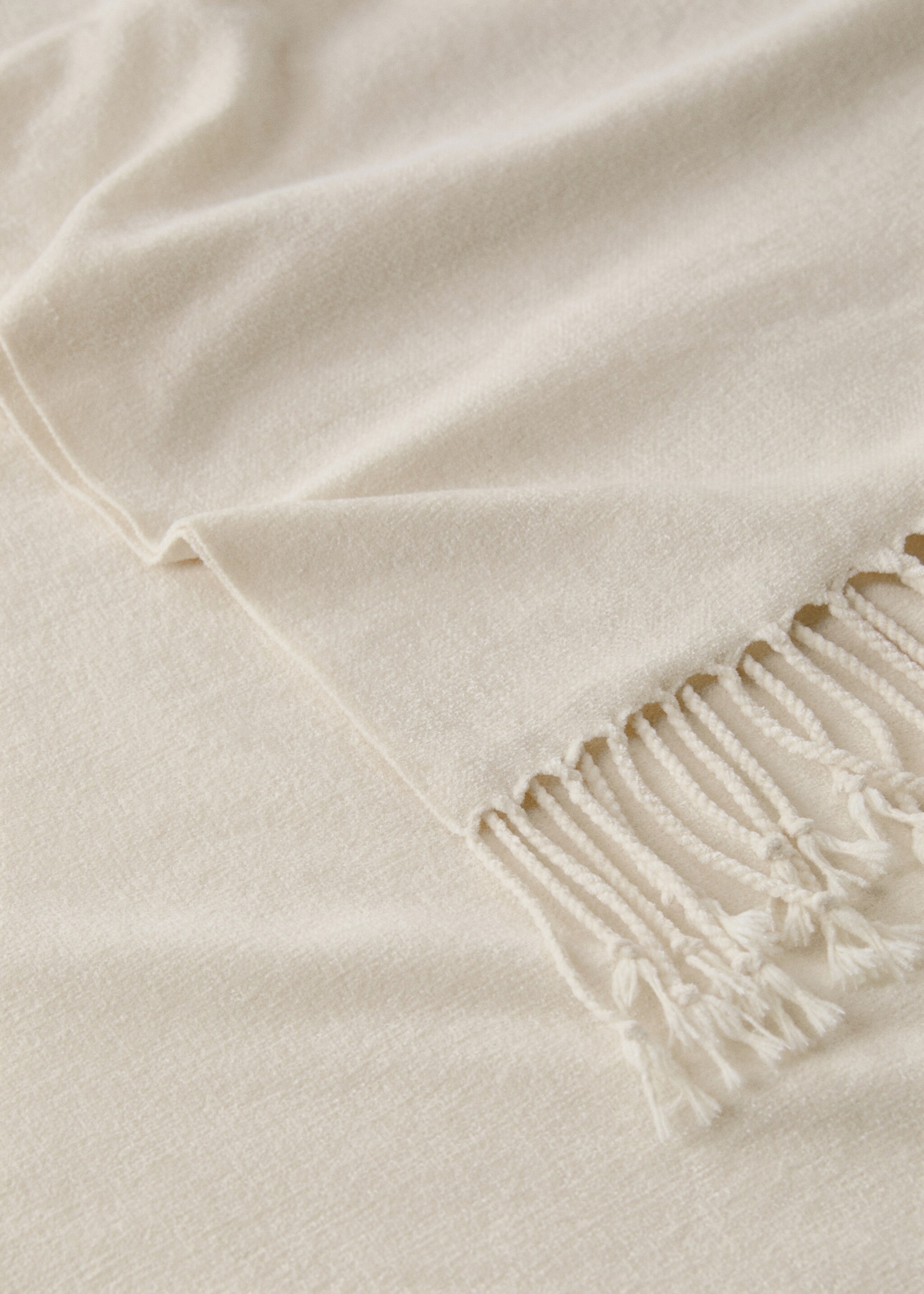 Chenille blanket with fringes - Details of the article 1, Ivory White. Ref: 27071525-00.