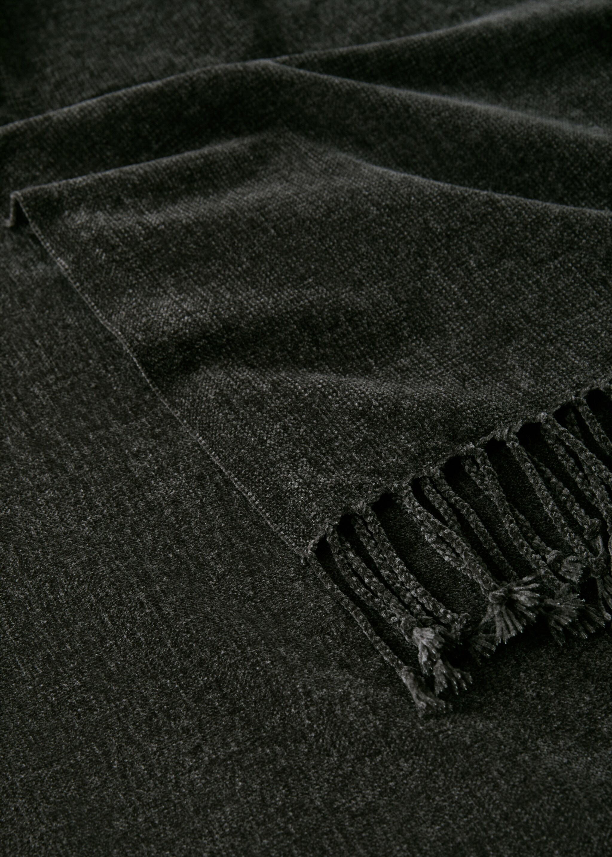 Chenille blanket with fringes - Details of the article 1, Grey. Ref: 27071525-00.