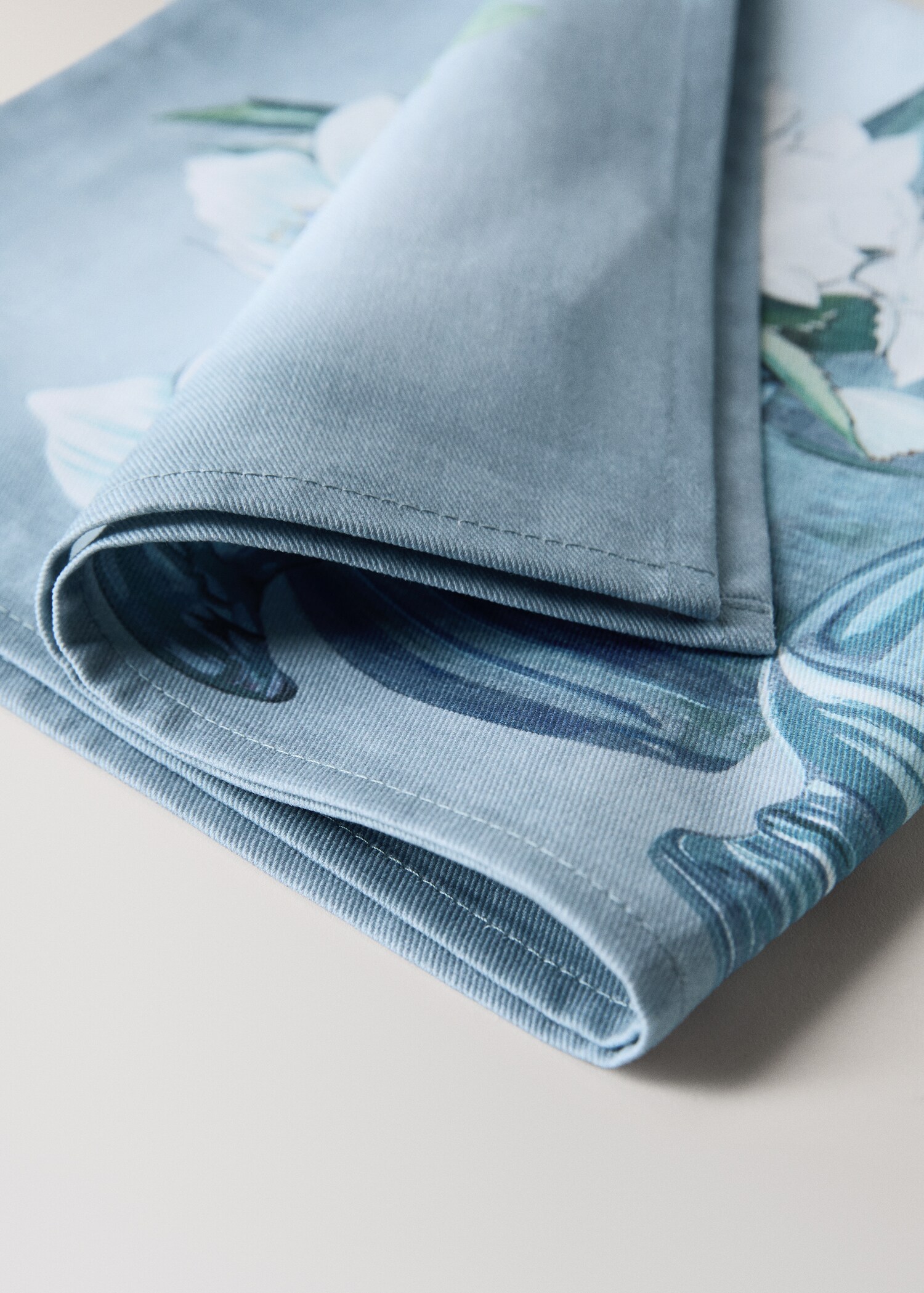 Napkins vases springtime flowers - Details of the article 2